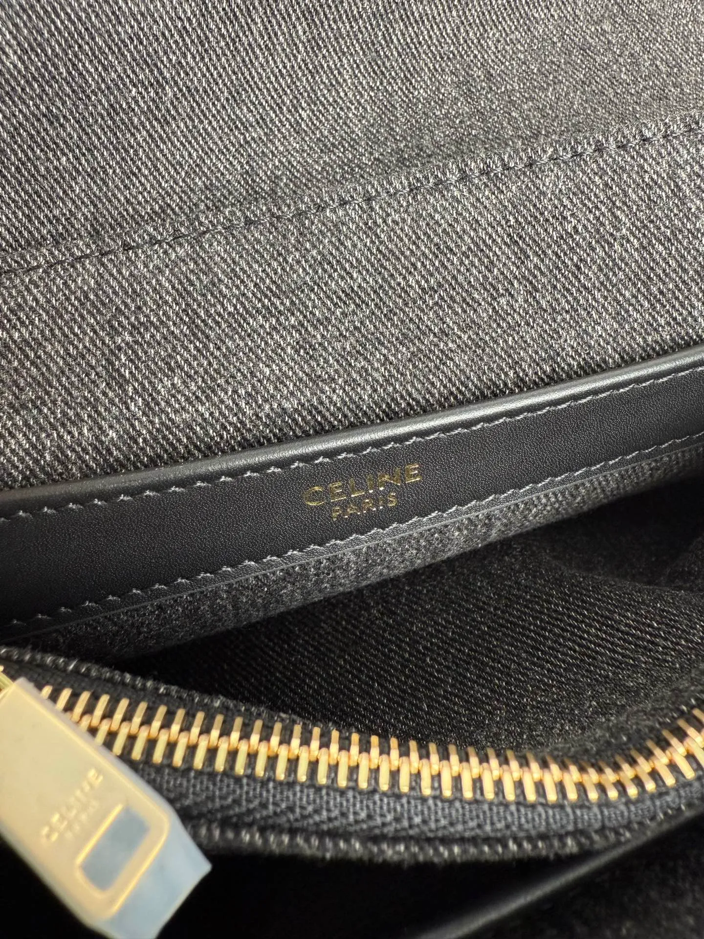 p1320. New product launched 🅰️🅰️CE Arc de Triomphe kelly handbag 👜 The new Arc de Triomphe storage bag is full of high-end feeling! Simple and exquisite outline, whether it is calm black, low-key brown, classic presbyopia color scheme, etc... all exude an unparalleled sense of luxury ❤️ The lines of kelly's classic shape are simple and elegant, without unnecessary decoration, showing the aesthetic charm🫶🏻 Style number: 118113 Size: 20.5x13x8 (with original packaging)