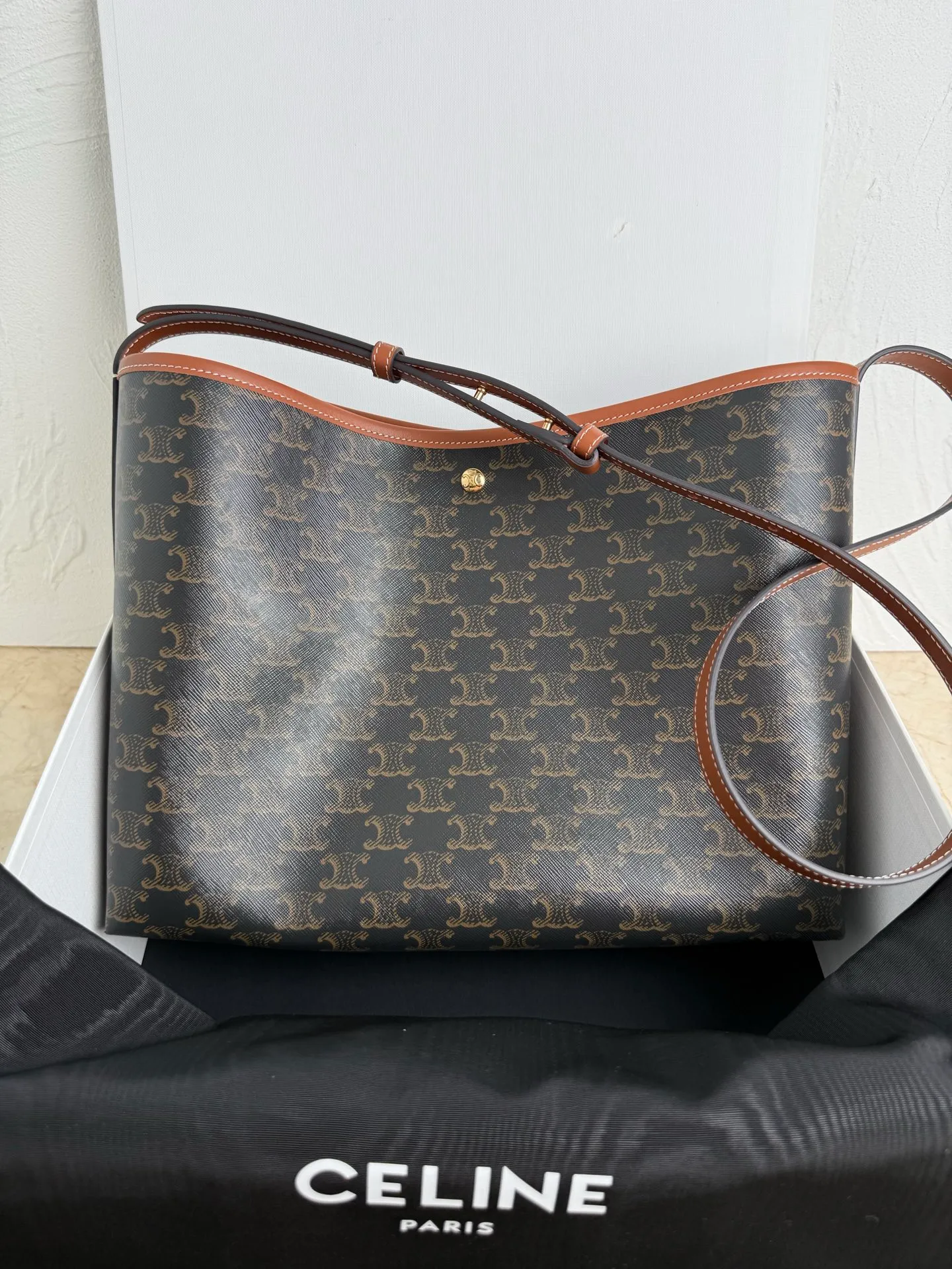 p1260 CE SOFT SHOPPER logo printed handbag.  Cross-body and shoulder carry TRIOMPHE snap closure 1 main compartment 1 internal removable zip pocket Adjustable shoulder strap, minimum length 10.24 inches (26 cm), maximum length 13.39 inches (34 cm) Style number: 123912 Presbyopia Brown Dimensions: 32.5x24.5x14cm (with original packaging)