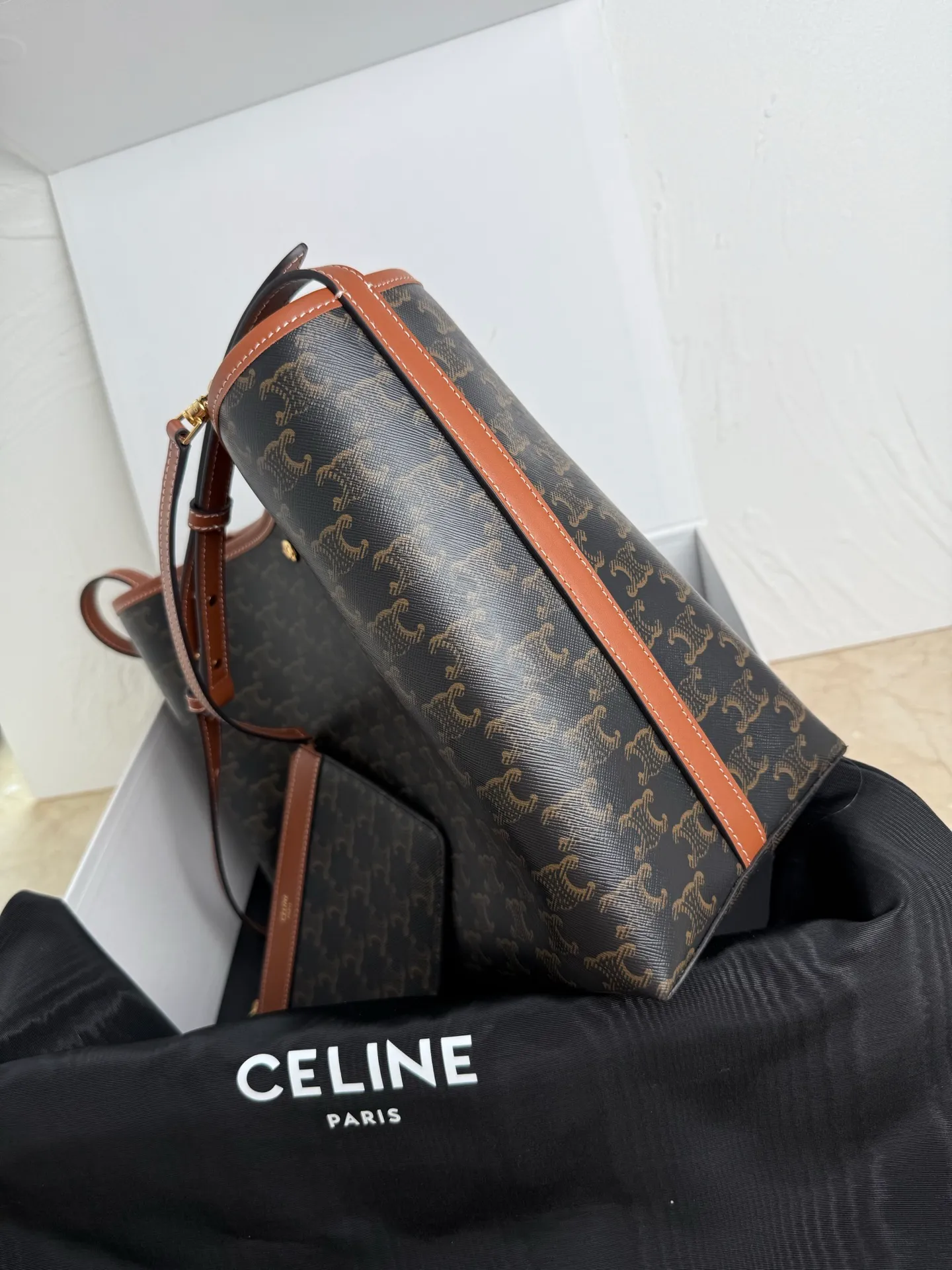 p1260 CE SOFT SHOPPER logo printed handbag.  Cross-body and shoulder carry TRIOMPHE snap closure 1 main compartment 1 internal removable zip pocket Adjustable shoulder strap, minimum length 10.24 inches (26 cm), maximum length 13.39 inches (34 cm) Style number: 123912 Presbyopia Brown Dimensions: 32.5x24.5x14cm (with original packaging)