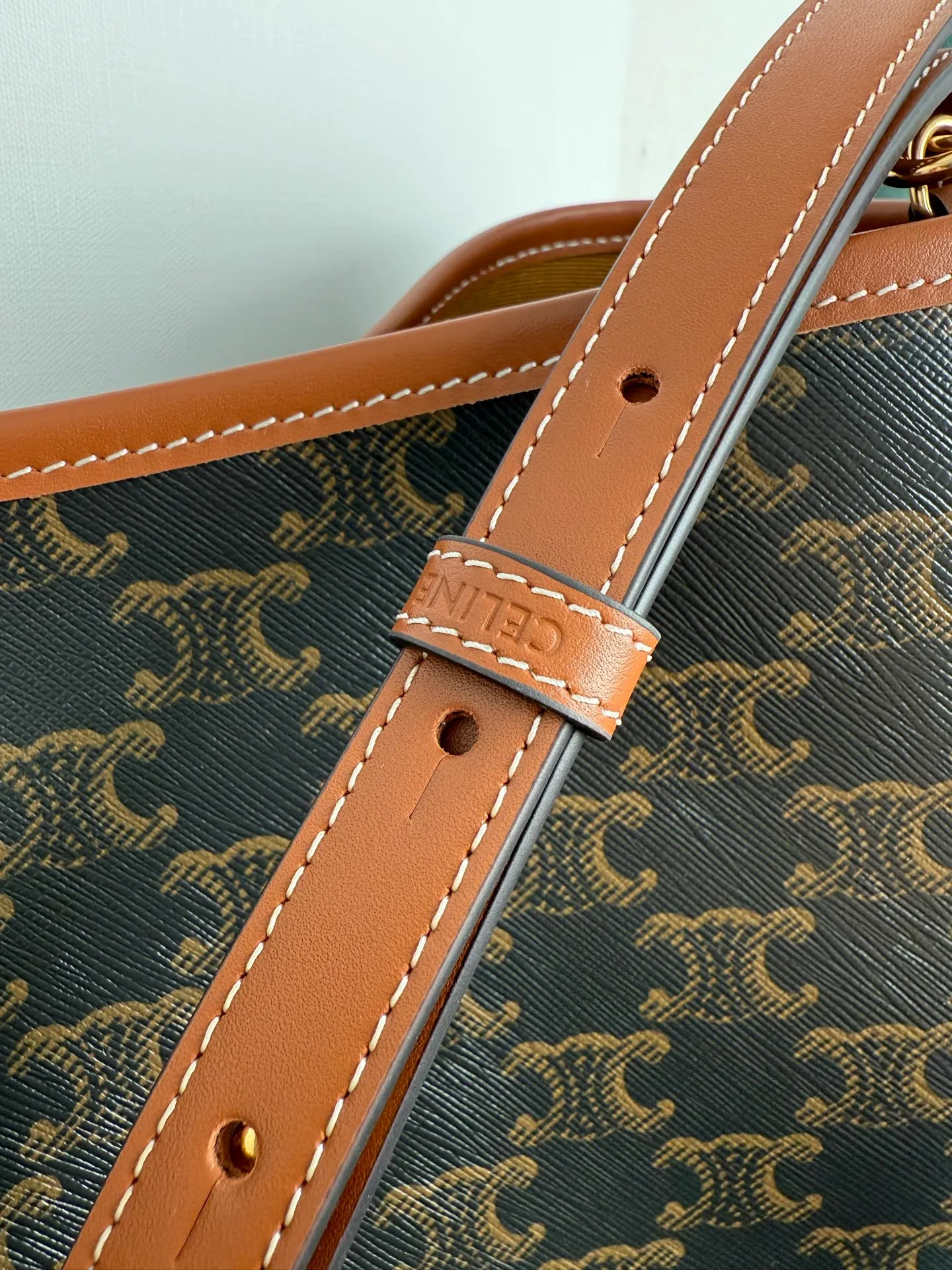 p1260 CE SOFT SHOPPER logo printed handbag.  Cross-body and shoulder carry TRIOMPHE snap closure 1 main compartment 1 internal removable zip pocket Adjustable shoulder strap, minimum length 10.24 inches (26 cm), maximum length 13.39 inches (34 cm) Style number: 123912 Presbyopia Brown Dimensions: 32.5x24.5x14cm (with original packaging)