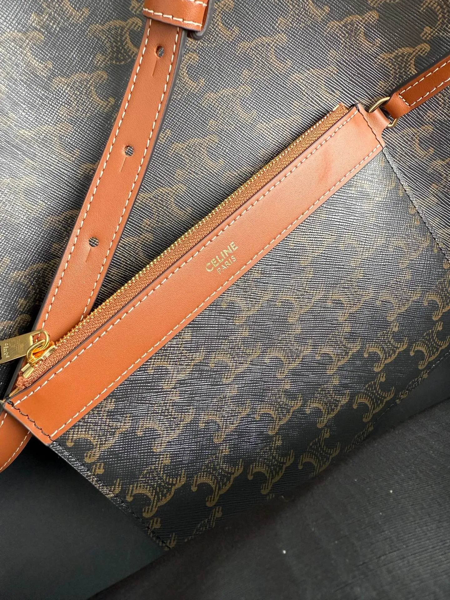 p1260 CE SOFT SHOPPER logo printed handbag.  Cross-body and shoulder carry TRIOMPHE snap closure 1 main compartment 1 internal removable zip pocket Adjustable shoulder strap, minimum length 10.24 inches (26 cm), maximum length 13.39 inches (34 cm) Style number: 123912 Presbyopia Brown Dimensions: 32.5x24.5x14cm (with original packaging)