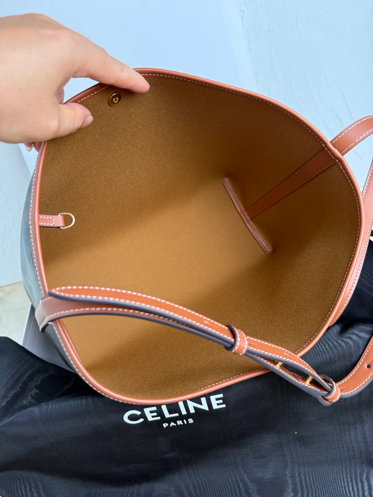 p1260 CE SOFT SHOPPER logo printed handbag.  Cross-body and shoulder carry TRIOMPHE snap closure 1 main compartment 1 internal removable zip pocket Adjustable shoulder strap, minimum length 10.24 inches (26 cm), maximum length 13.39 inches (34 cm) Style number: 123912 Presbyopia Brown Dimensions: 32.5x24.5x14cm (with original packaging)
