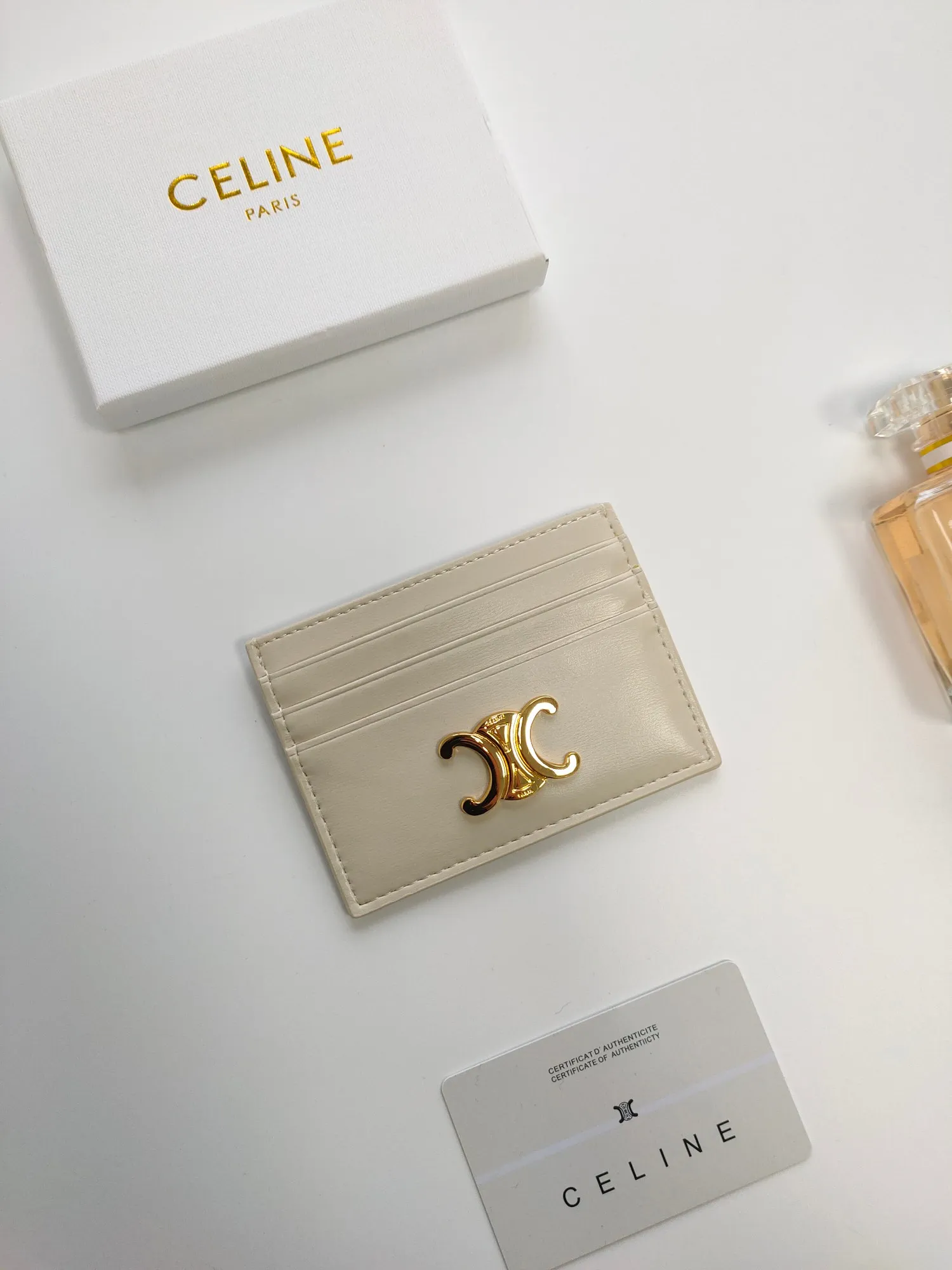 💰100💰CELINE's new embossed logo card holder, made of first-layer cowhide, two card slots + one middle pocket. Style number: 10L833 Size: 10.5×7cm
