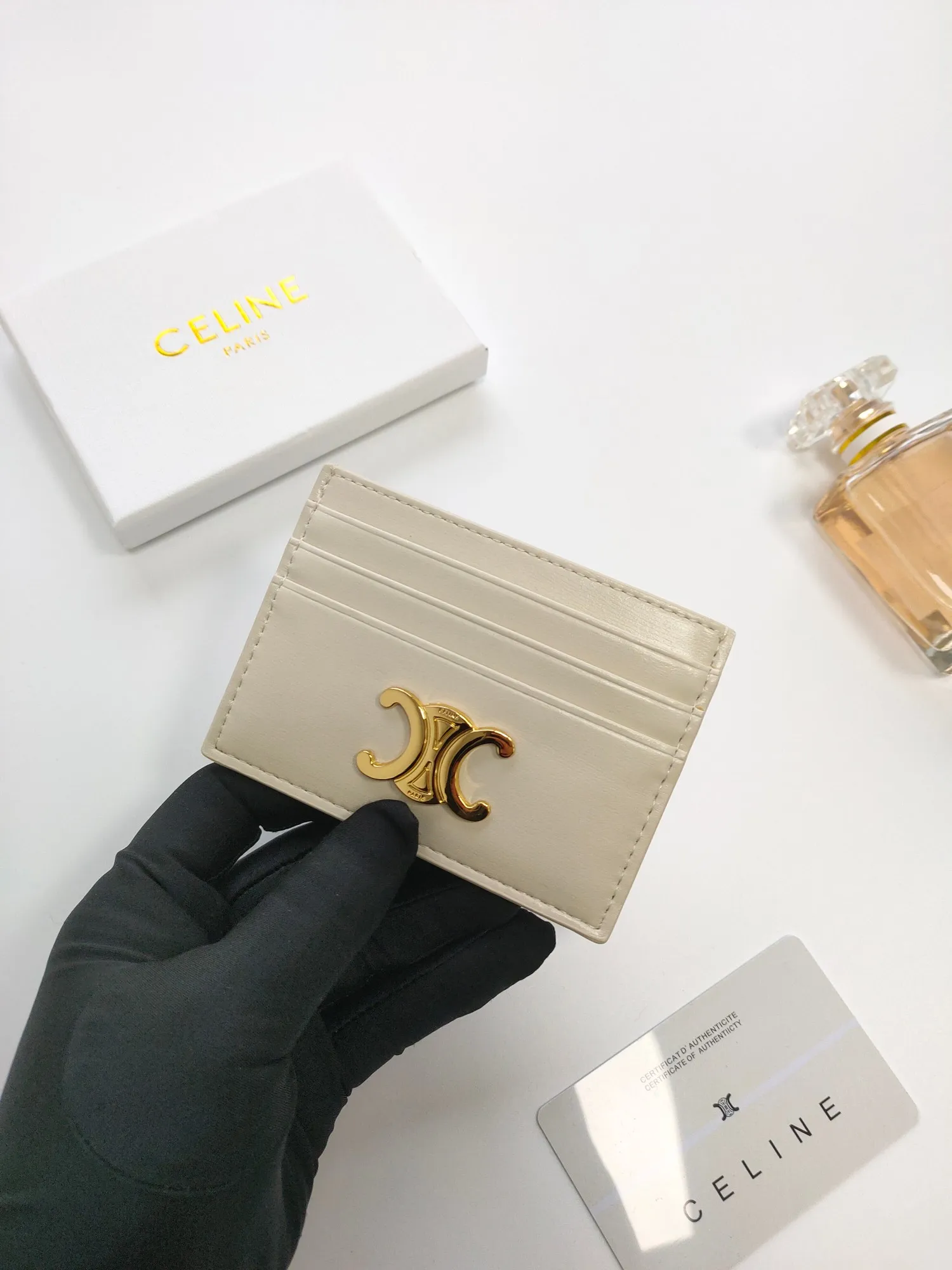 💰100💰CELINE's new embossed logo card holder, made of first-layer cowhide, two card slots + one middle pocket. Style number: 10L833 Size: 10.5×7cm