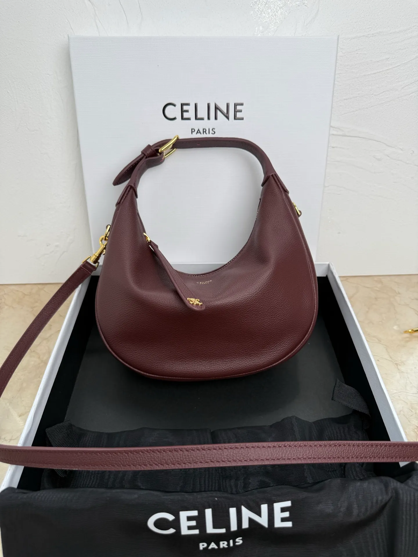 p1460 new product online 🅰️🅰️ CE new LuLu bag This time CE’s new LuLu bag is really stunning. I was struck by this crescent bag at first glance. It has a sense of high-end. The body of the bag is made of soft calfskin and feels like rua clouds. The hardware is all old and retro style. When paired with it, the temperament takes off. The most amazing thing is this bag shape! It can be salty, sweet, commuting, dating, cross-body, or one-shoulder. They are all very beautiful, and the capacity is completely sufficient for daily use. Paired with a coat, it looks like a lady, and paired with a sweater, it is very casual and casual. It is really versatile! ♻️ Style number: 119599 Color: Burgundy Size: 22x15x5cm