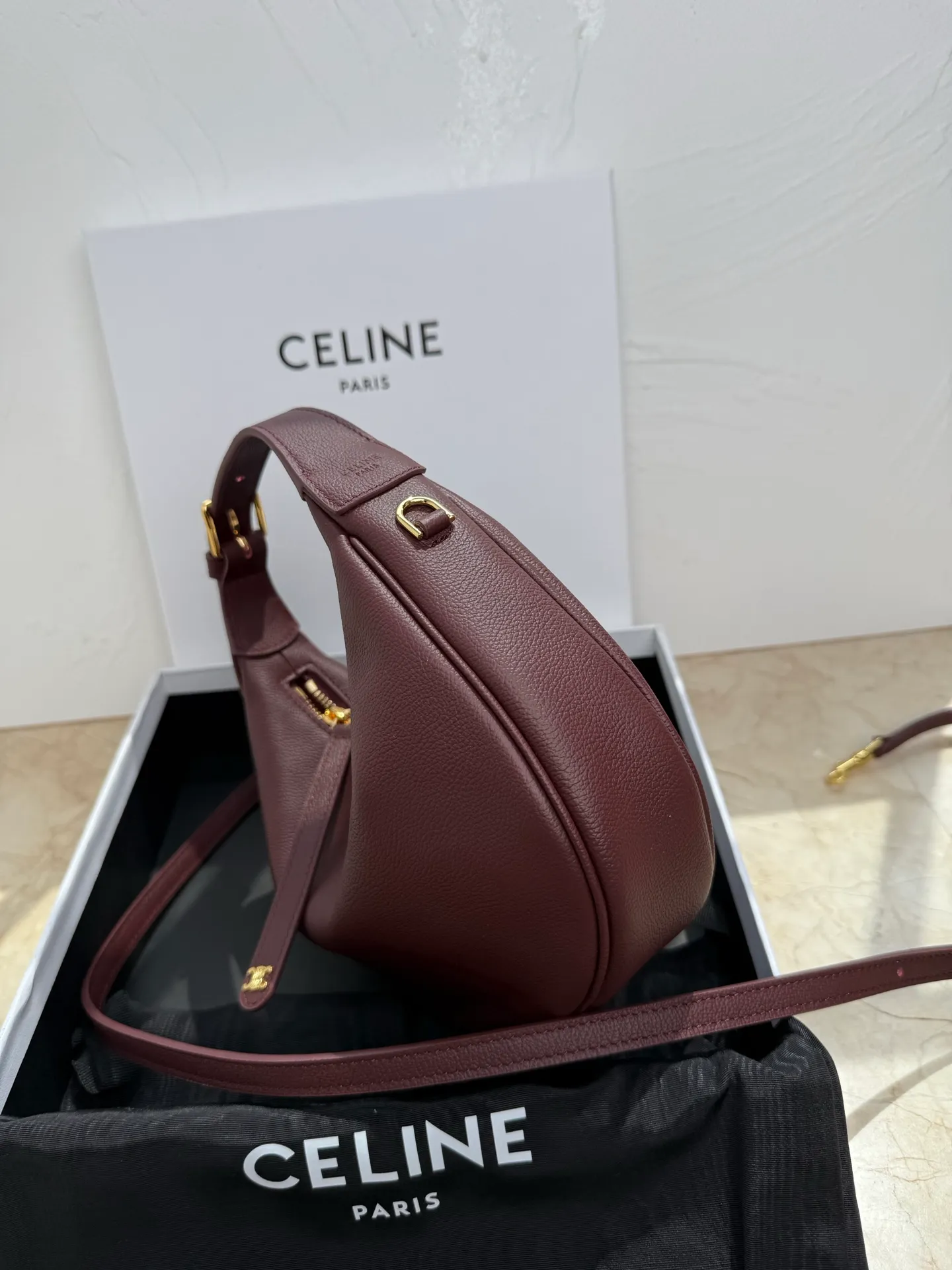 p1460 new product online 🅰️🅰️ CE new LuLu bag This time CE’s new LuLu bag is really stunning. I was struck by this crescent bag at first glance. It has a sense of high-end. The body of the bag is made of soft calfskin and feels like rua clouds. The hardware is all old and retro style. When paired with it, the temperament takes off. The most amazing thing is this bag shape! It can be salty, sweet, commuting, dating, cross-body, or one-shoulder. They are all very beautiful, and the capacity is completely sufficient for daily use. Paired with a coat, it looks like a lady, and paired with a sweater, it is very casual and casual. It is really versatile! ♻️ Style number: 119599 Color: Burgundy Size: 22x15x5cm