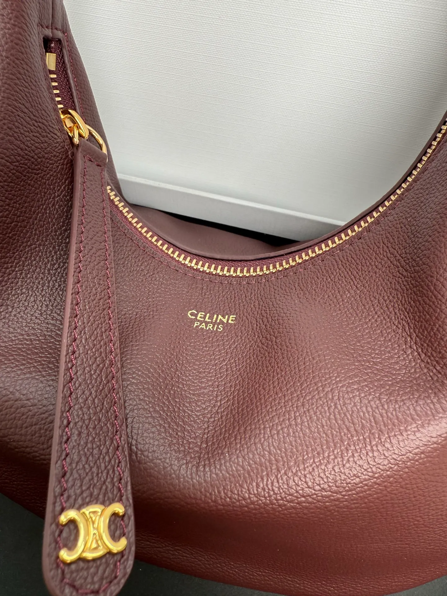 p1460 new product online 🅰️🅰️ CE new LuLu bag This time CE’s new LuLu bag is really stunning. I was struck by this crescent bag at first glance. It has a sense of high-end. The body of the bag is made of soft calfskin and feels like rua clouds. The hardware is all old and retro style. When paired with it, the temperament takes off. The most amazing thing is this bag shape! It can be salty, sweet, commuting, dating, cross-body, or one-shoulder. They are all very beautiful, and the capacity is completely sufficient for daily use. Paired with a coat, it looks like a lady, and paired with a sweater, it is very casual and casual. It is really versatile! ♻️ Style number: 119599 Color: Burgundy Size: 22x15x5cm