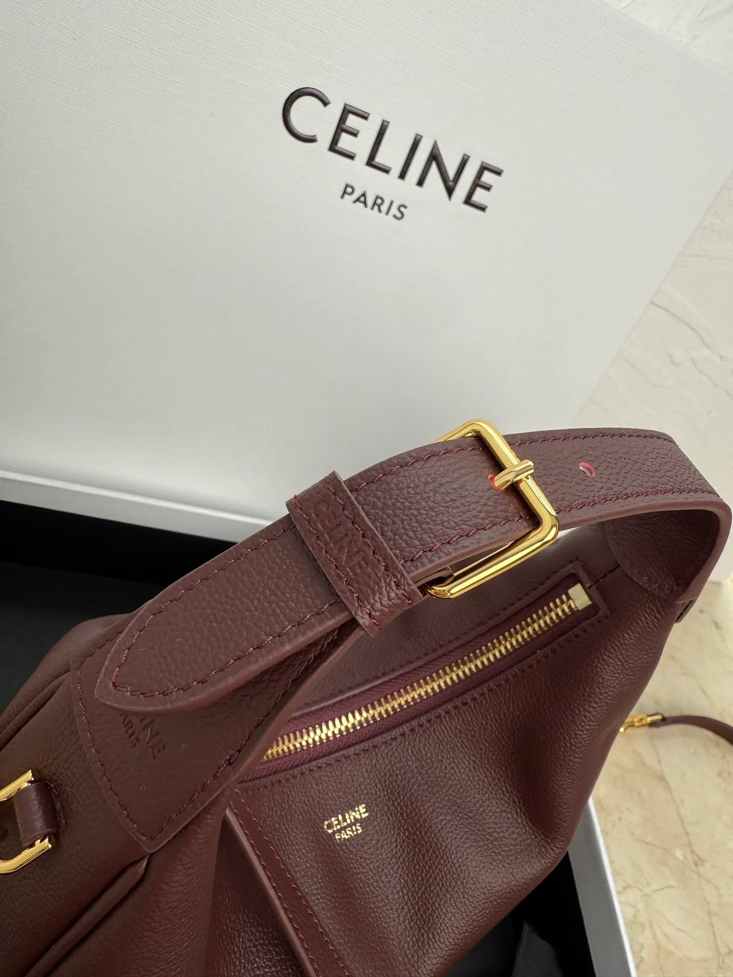 p1460 new product online 🅰️🅰️ CE new LuLu bag This time CE’s new LuLu bag is really stunning. I was struck by this crescent bag at first glance. It has a sense of high-end. The body of the bag is made of soft calfskin and feels like rua clouds. The hardware is all old and retro style. When paired with it, the temperament takes off. The most amazing thing is this bag shape! It can be salty, sweet, commuting, dating, cross-body, or one-shoulder. They are all very beautiful, and the capacity is completely sufficient for daily use. Paired with a coat, it looks like a lady, and paired with a sweater, it is very casual and casual. It is really versatile! ♻️ Style number: 119599 Color: Burgundy Size: 22x15x5cm