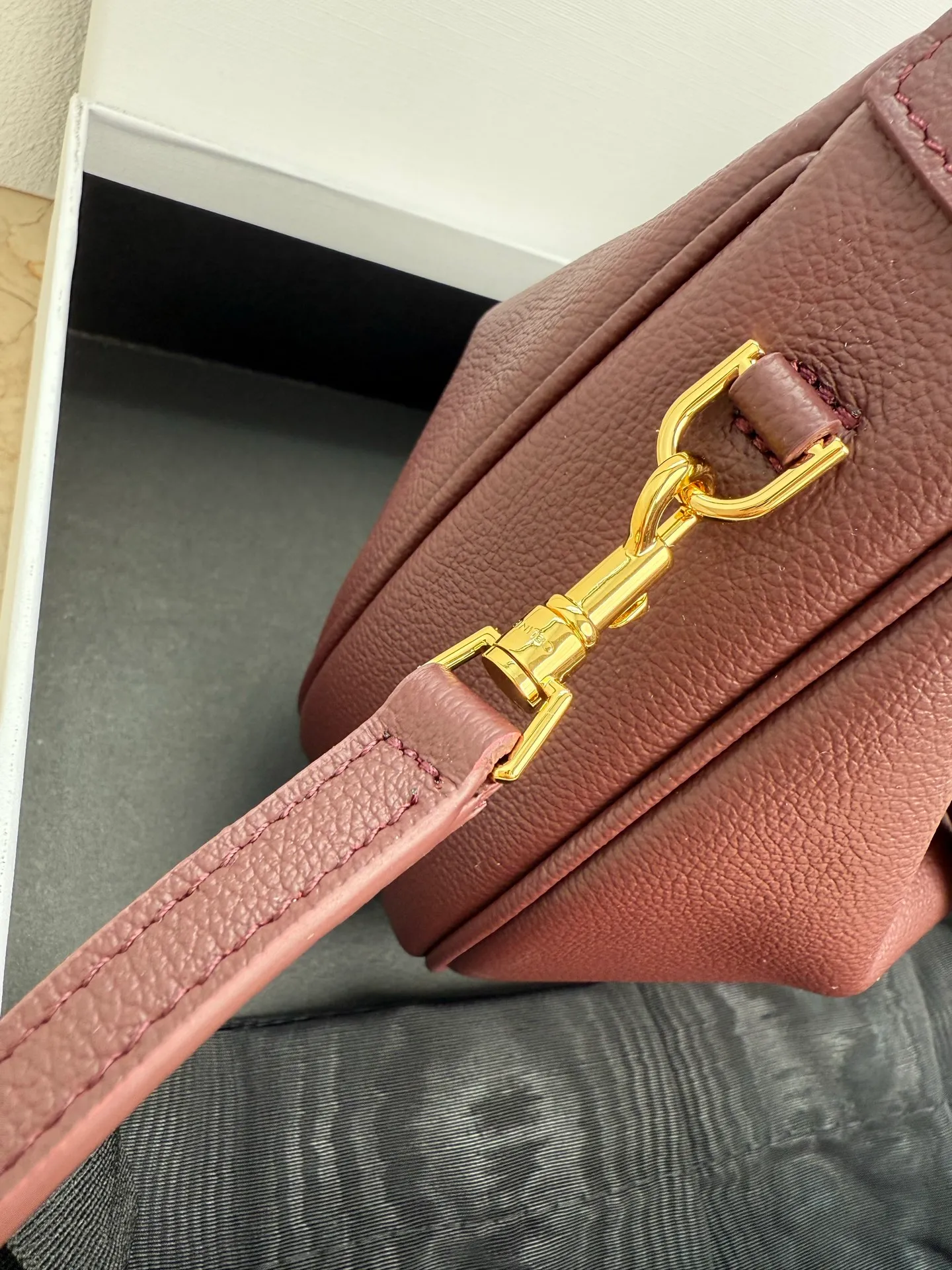 p1460 new product online 🅰️🅰️ CE new LuLu bag This time CE’s new LuLu bag is really stunning. I was struck by this crescent bag at first glance. It has a sense of high-end. The body of the bag is made of soft calfskin and feels like rua clouds. The hardware is all old and retro style. When paired with it, the temperament takes off. The most amazing thing is this bag shape! It can be salty, sweet, commuting, dating, cross-body, or one-shoulder. They are all very beautiful, and the capacity is completely sufficient for daily use. Paired with a coat, it looks like a lady, and paired with a sweater, it is very casual and casual. It is really versatile! ♻️ Style number: 119599 Color: Burgundy Size: 22x15x5cm
