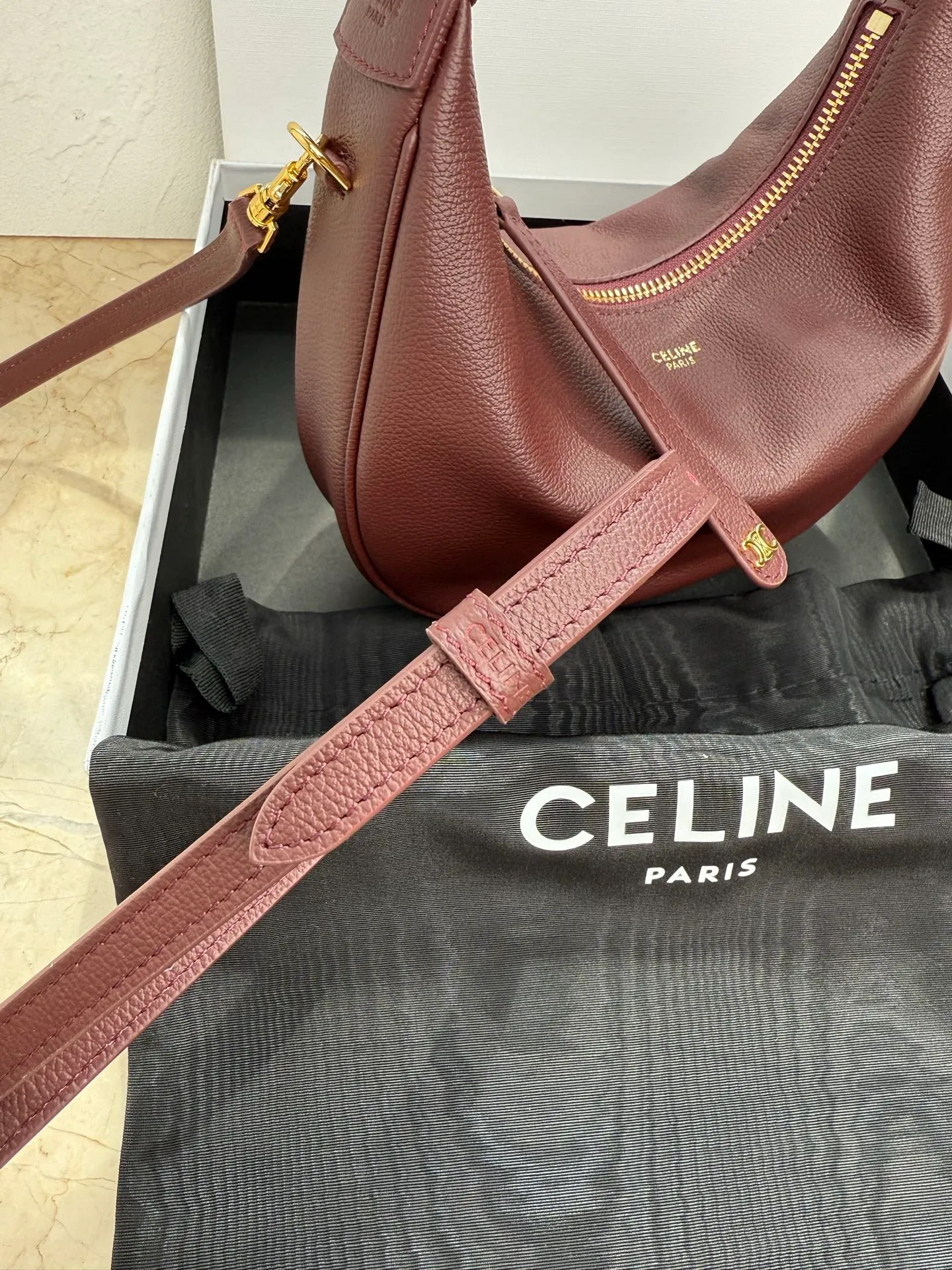 p1460 new product online 🅰️🅰️ CE new LuLu bag This time CE’s new LuLu bag is really stunning. I was struck by this crescent bag at first glance. It has a sense of high-end. The body of the bag is made of soft calfskin and feels like rua clouds. The hardware is all old and retro style. When paired with it, the temperament takes off. The most amazing thing is this bag shape! It can be salty, sweet, commuting, dating, cross-body, or one-shoulder. They are all very beautiful, and the capacity is completely sufficient for daily use. Paired with a coat, it looks like a lady, and paired with a sweater, it is very casual and casual. It is really versatile! ♻️ Style number: 119599 Color: Burgundy Size: 22x15x5cm