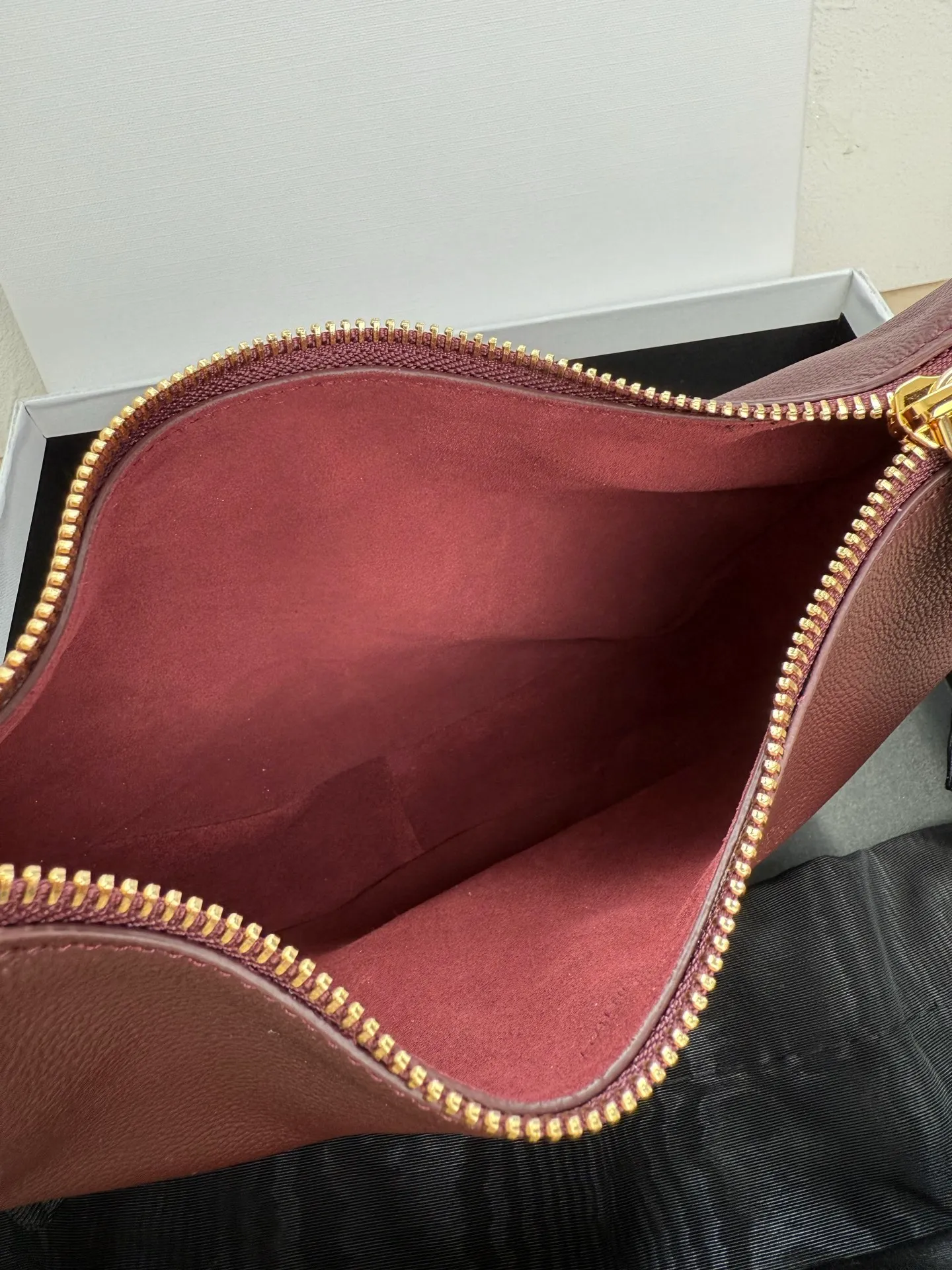 p1460 new product online 🅰️🅰️ CE new LuLu bag This time CE’s new LuLu bag is really stunning. I was struck by this crescent bag at first glance. It has a sense of high-end. The body of the bag is made of soft calfskin and feels like rua clouds. The hardware is all old and retro style. When paired with it, the temperament takes off. The most amazing thing is this bag shape! It can be salty, sweet, commuting, dating, cross-body, or one-shoulder. They are all very beautiful, and the capacity is completely sufficient for daily use. Paired with a coat, it looks like a lady, and paired with a sweater, it is very casual and casual. It is really versatile! ♻️ Style number: 119599 Color: Burgundy Size: 22x15x5cm
