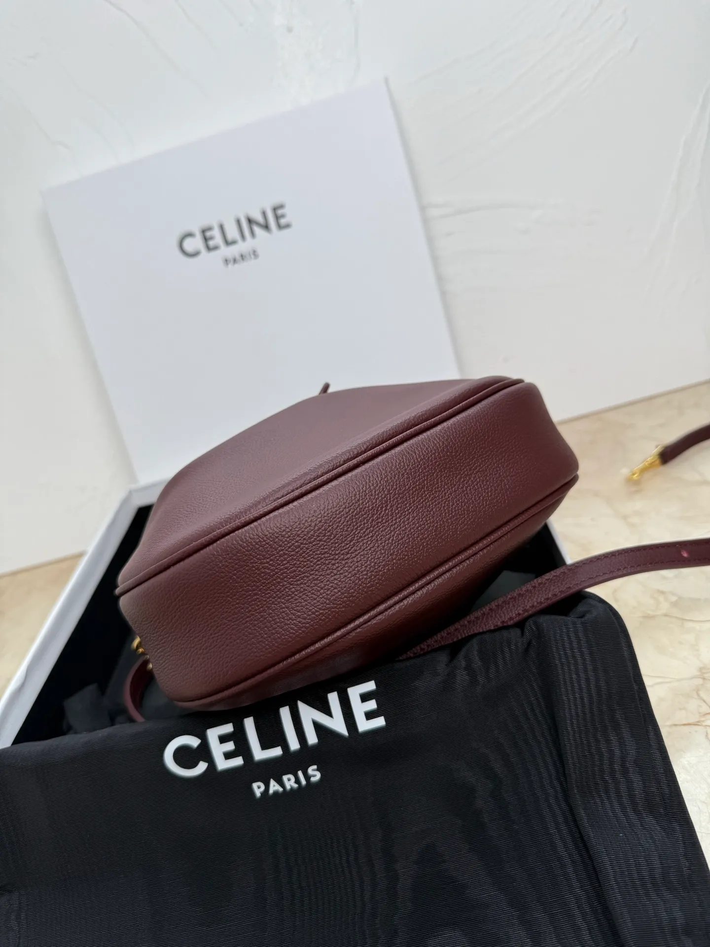 p1460 new product online 🅰️🅰️ CE new LuLu bag This time CE’s new LuLu bag is really stunning. I was struck by this crescent bag at first glance. It has a sense of high-end. The body of the bag is made of soft calfskin and feels like rua clouds. The hardware is all old and retro style. When paired with it, the temperament takes off. The most amazing thing is this bag shape! It can be salty, sweet, commuting, dating, cross-body, or one-shoulder. They are all very beautiful, and the capacity is completely sufficient for daily use. Paired with a coat, it looks like a lady, and paired with a sweater, it is very casual and casual. It is really versatile! ♻️ Style number: 119599 Color: Burgundy Size: 22x15x5cm
