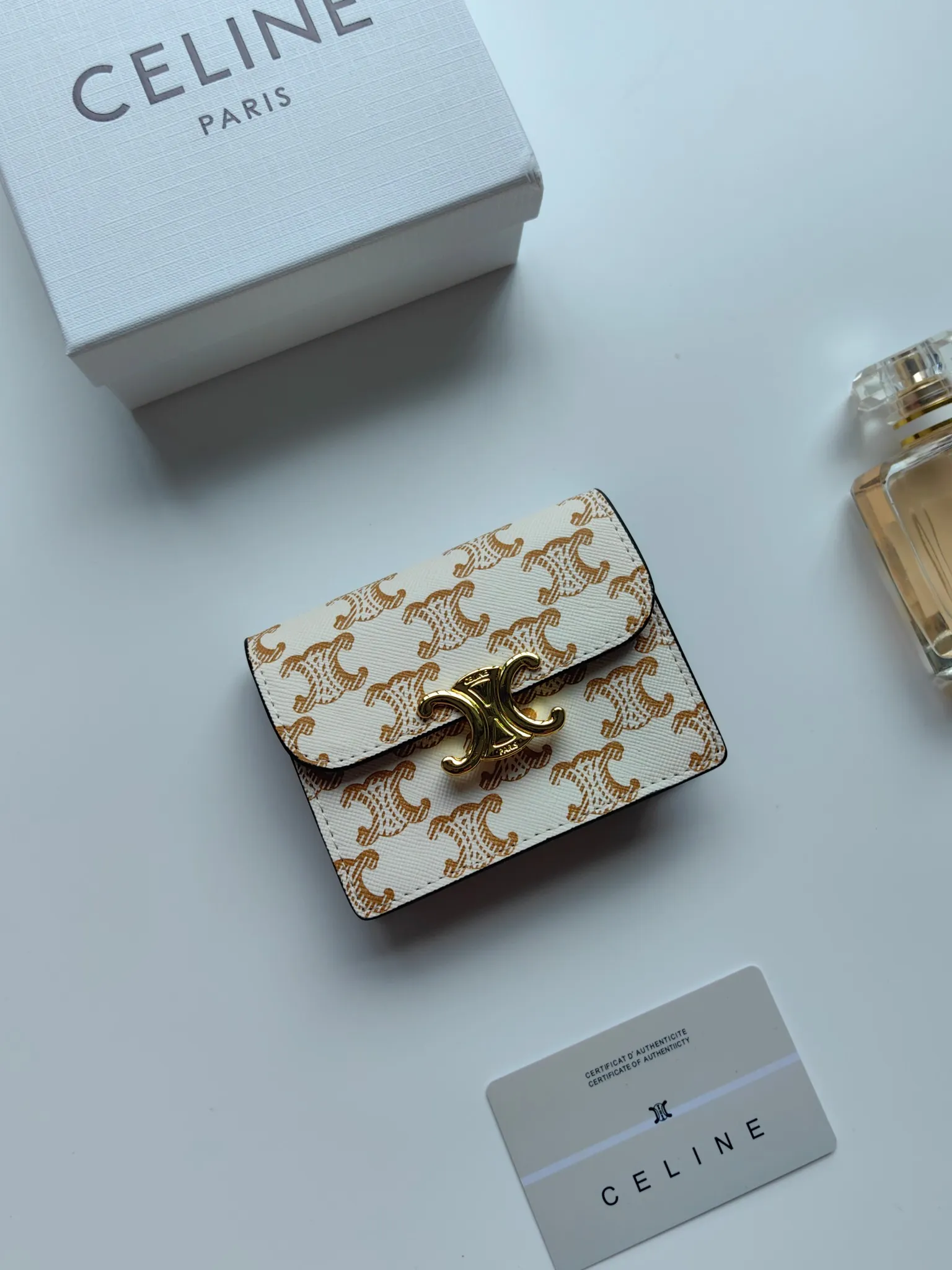💰130 Celine's new card holder, TRIOMPHE business card holder, classic pattern large surface with plain microfiber interior, gold finish TRIOMPHE metal snap closure, 1 thickened main compartment, 3 inner card slots. No.: 10N063 Size: 10.5x8.5x3 cm