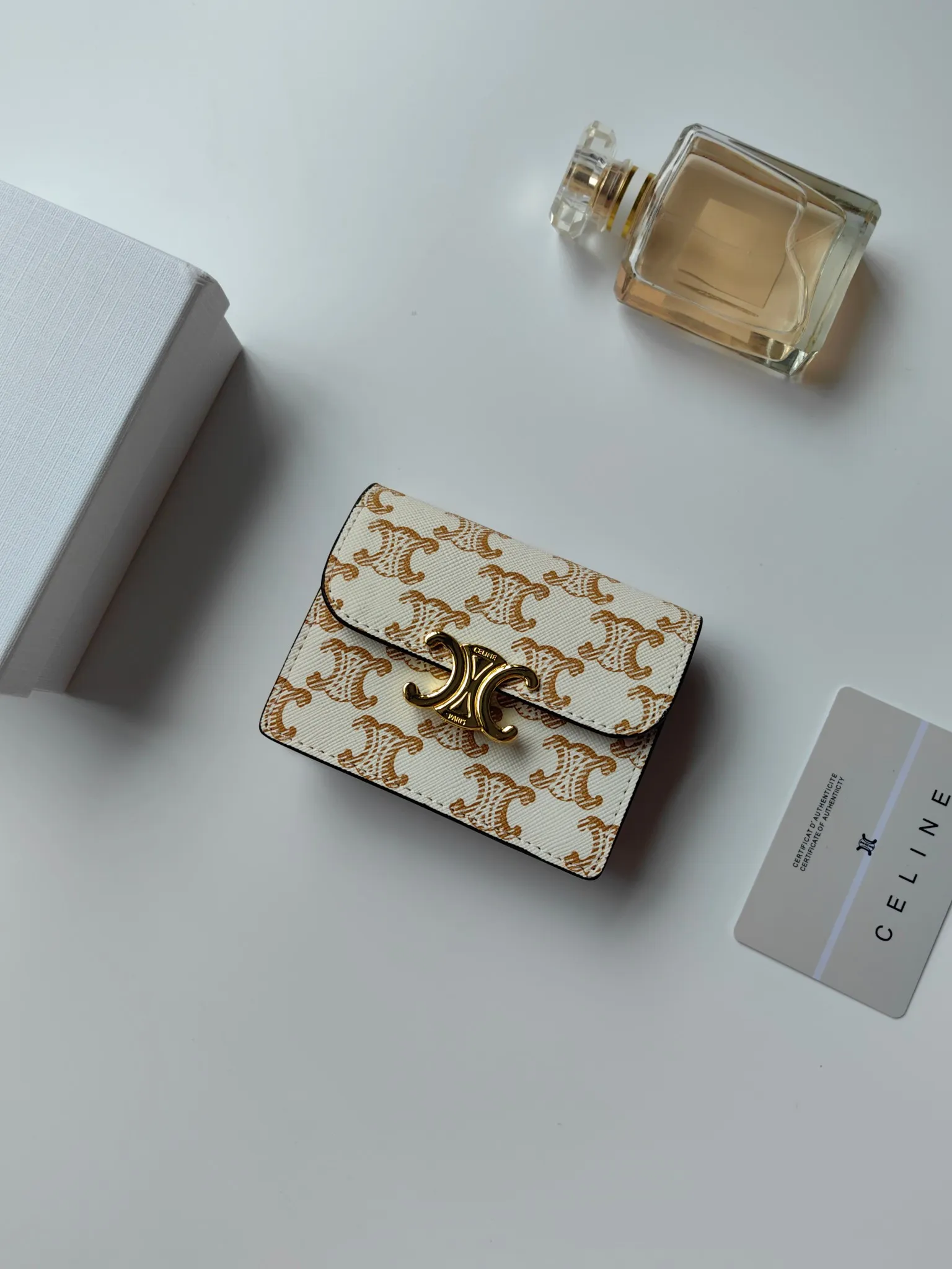 💰130 Celine's new card holder, TRIOMPHE business card holder, classic pattern large surface with plain microfiber interior, gold finish TRIOMPHE metal snap closure, 1 thickened main compartment, 3 inner card slots. No.: 10N063 Size: 10.5x8.5x3 cm