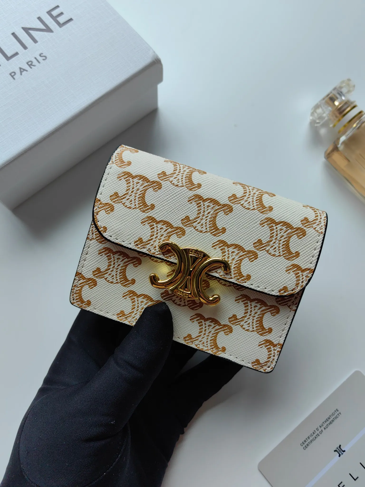 💰130 Celine's new card holder, TRIOMPHE business card holder, classic pattern large surface with plain microfiber interior, gold finish TRIOMPHE metal snap closure, 1 thickened main compartment, 3 inner card slots. No.: 10N063 Size: 10.5x8.5x3 cm
