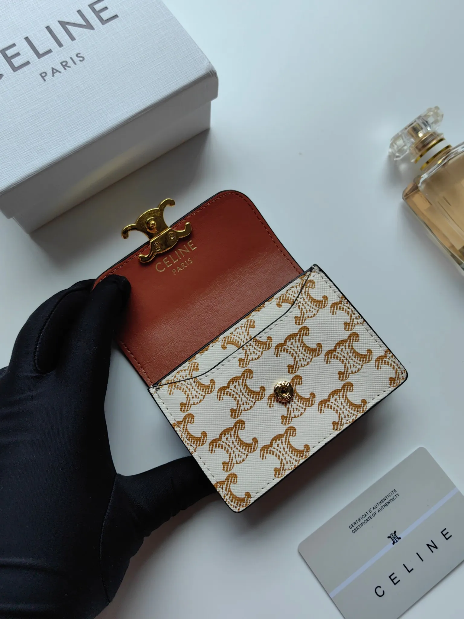 💰130 Celine's new card holder, TRIOMPHE business card holder, classic pattern large surface with plain microfiber interior, gold finish TRIOMPHE metal snap closure, 1 thickened main compartment, 3 inner card slots. No.: 10N063 Size: 10.5x8.5x3 cm