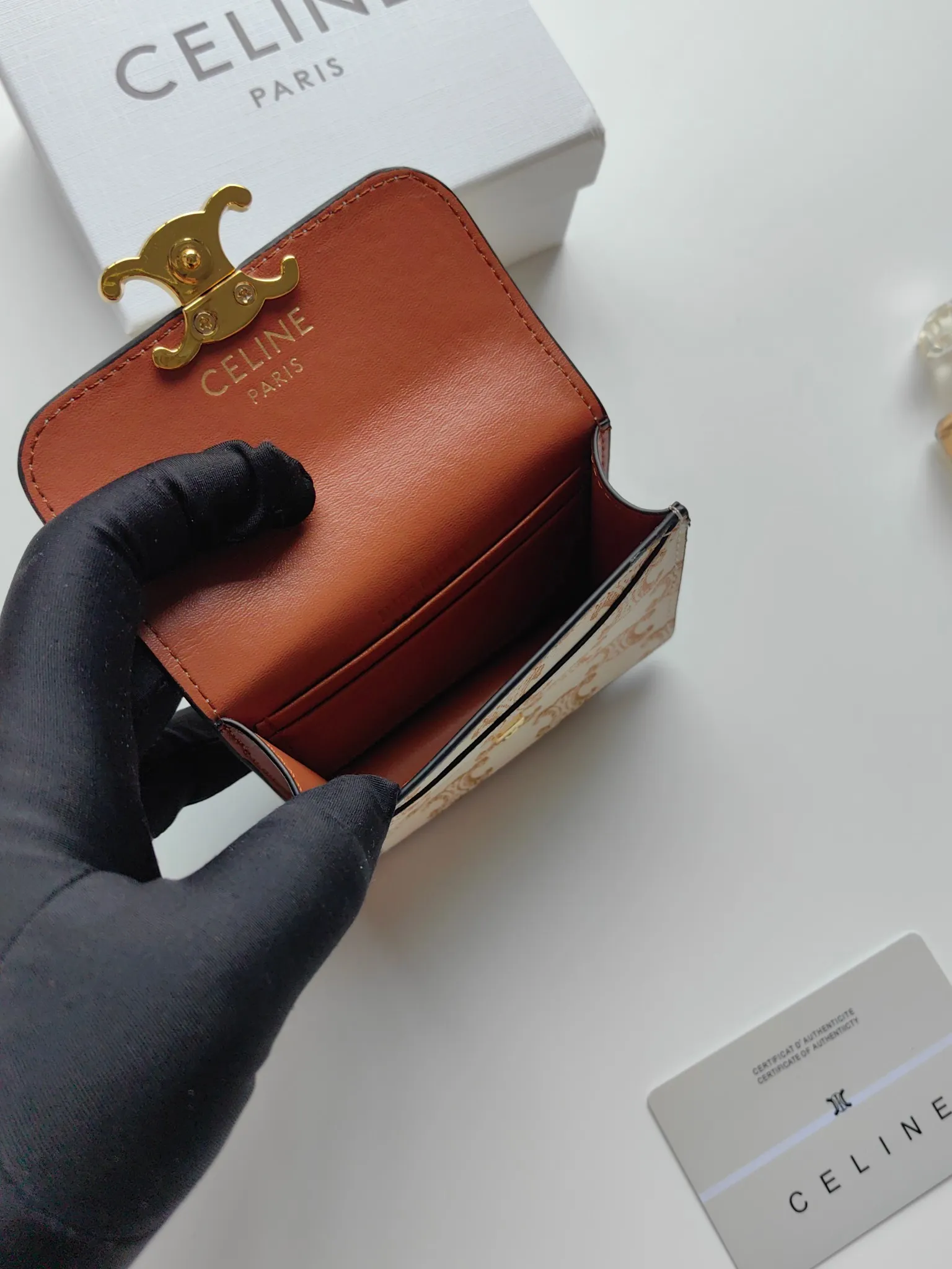 💰130 Celine's new card holder, TRIOMPHE business card holder, classic pattern large surface with plain microfiber interior, gold finish TRIOMPHE metal snap closure, 1 thickened main compartment, 3 inner card slots. No.: 10N063 Size: 10.5x8.5x3 cm