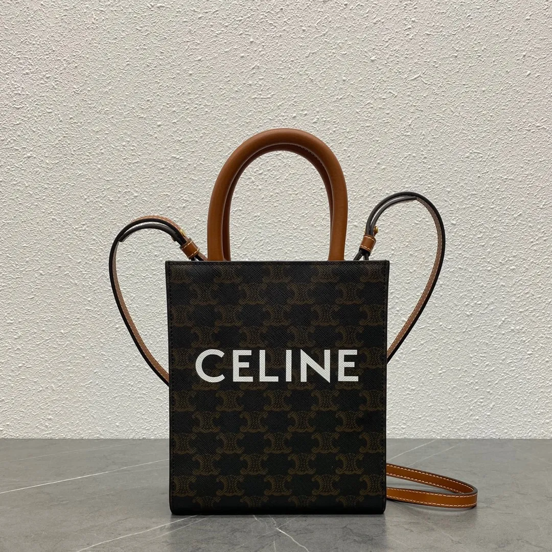 Triomphe Mini Tote 💯Comes with a little elf 〰️It’s not too cute. It’s an irresistible charm for all the beauties🤳🏻Material yellow crane brown Size: 17-20-6