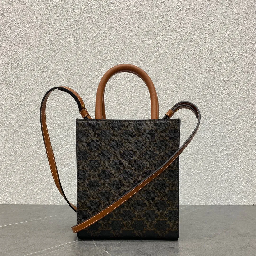 Triomphe Mini Tote 💯Comes with a little elf 〰️It’s not too cute. It’s an irresistible charm for all the beauties🤳🏻Material yellow crane brown Size: 17-20-6