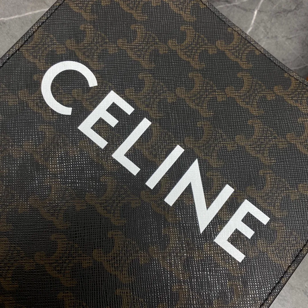 Triomphe Mini Tote 💯Comes with a little elf 〰️It’s not too cute. It’s an irresistible charm for all the beauties🤳🏻Material yellow crane brown Size: 17-20-6