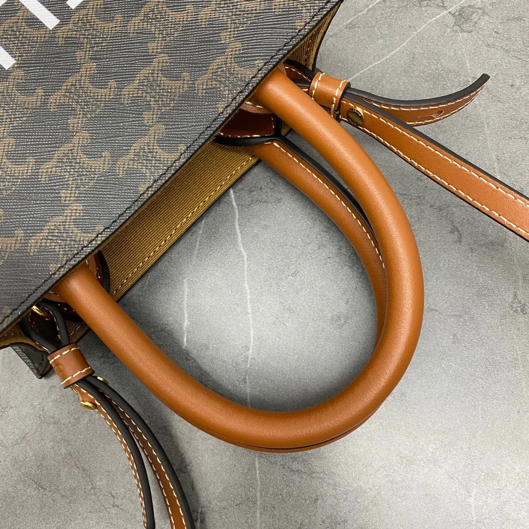 Triomphe Mini Tote 💯Comes with a little elf 〰️It’s not too cute. It’s an irresistible charm for all the beauties🤳🏻Material yellow crane brown Size: 17-20-6