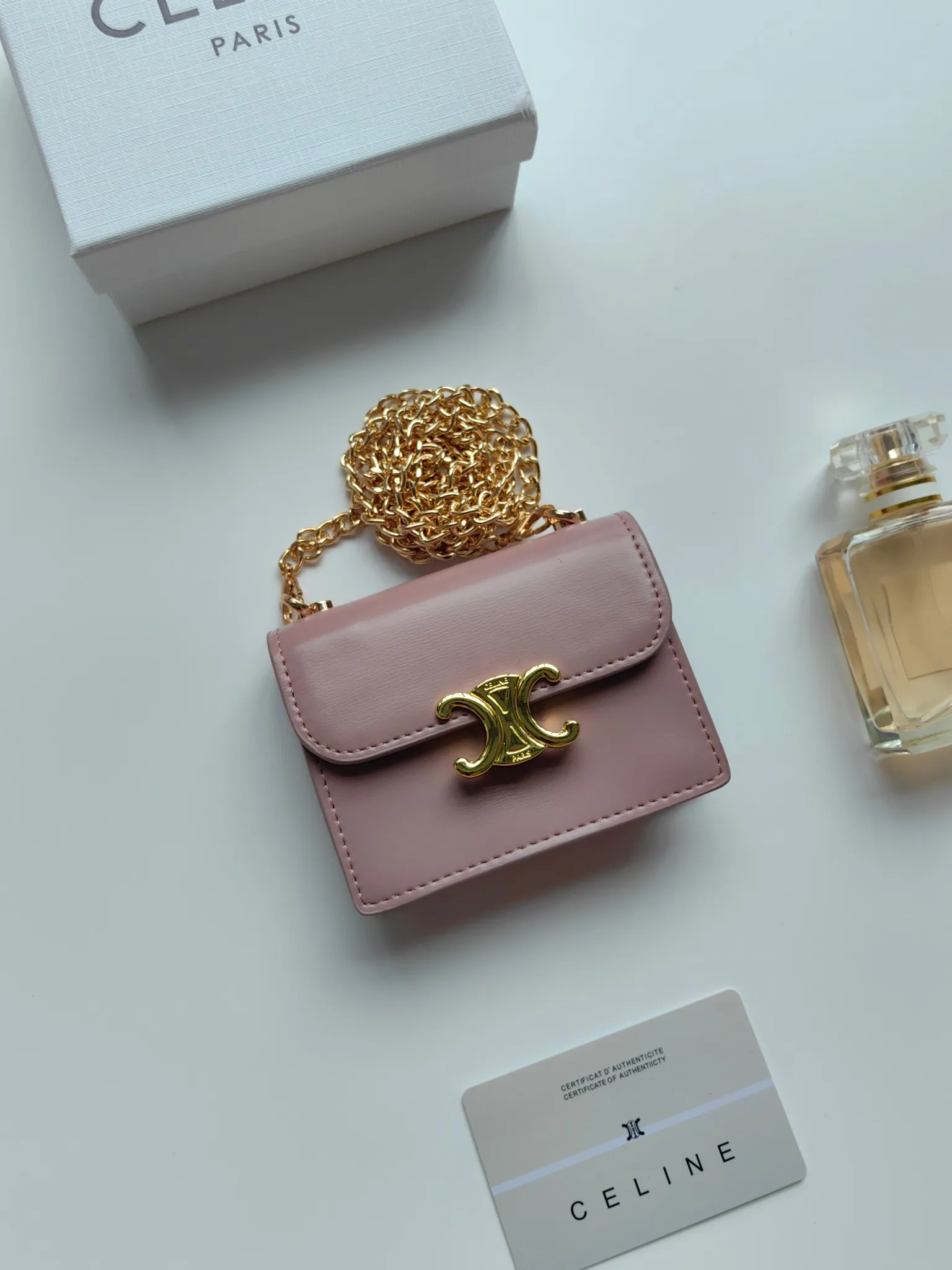 💰140 Celine's new chain TRIOMPHE business card bag, which can be worn cross-body, has a classic pattern with plain microfiber on the inside, gold-finished TRIOMPHE metal snap closure, 1 thickened main compartment, and 3 inner card slots. No.: 10N062 Size: 10.5x8.5x3 cm