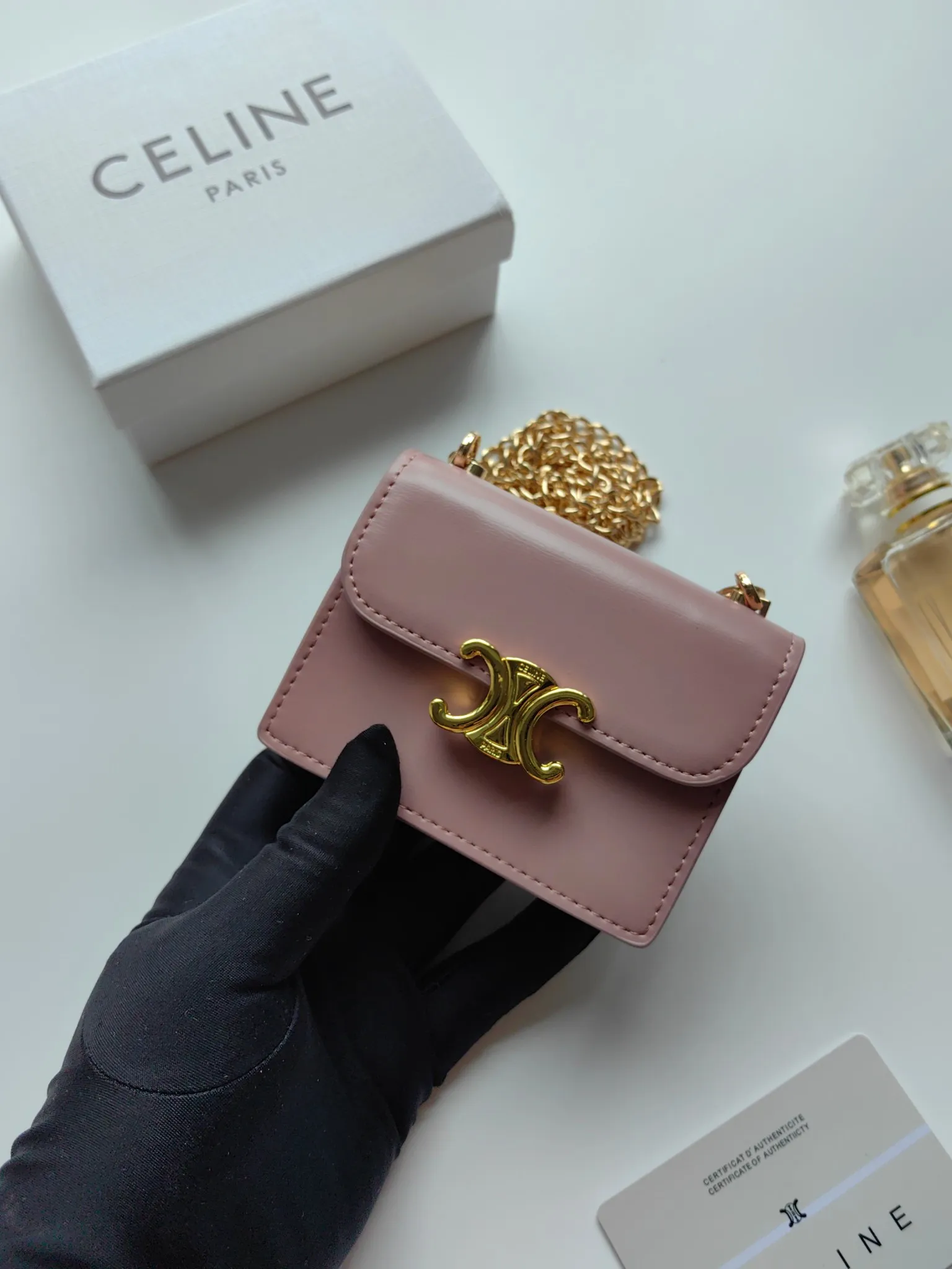 💰140 Celine's new chain TRIOMPHE business card bag, which can be worn cross-body, has a classic pattern with plain microfiber on the inside, gold-finished TRIOMPHE metal snap closure, 1 thickened main compartment, and 3 inner card slots. No.: 10N062 Size: 10.5x8.5x3 cm
