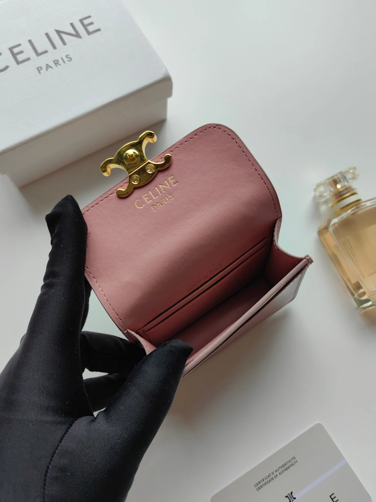 💰140 Celine's new chain TRIOMPHE business card bag, which can be worn cross-body, has a classic pattern with plain microfiber on the inside, gold-finished TRIOMPHE metal snap closure, 1 thickened main compartment, and 3 inner card slots. No.: 10N062 Size: 10.5x8.5x3 cm