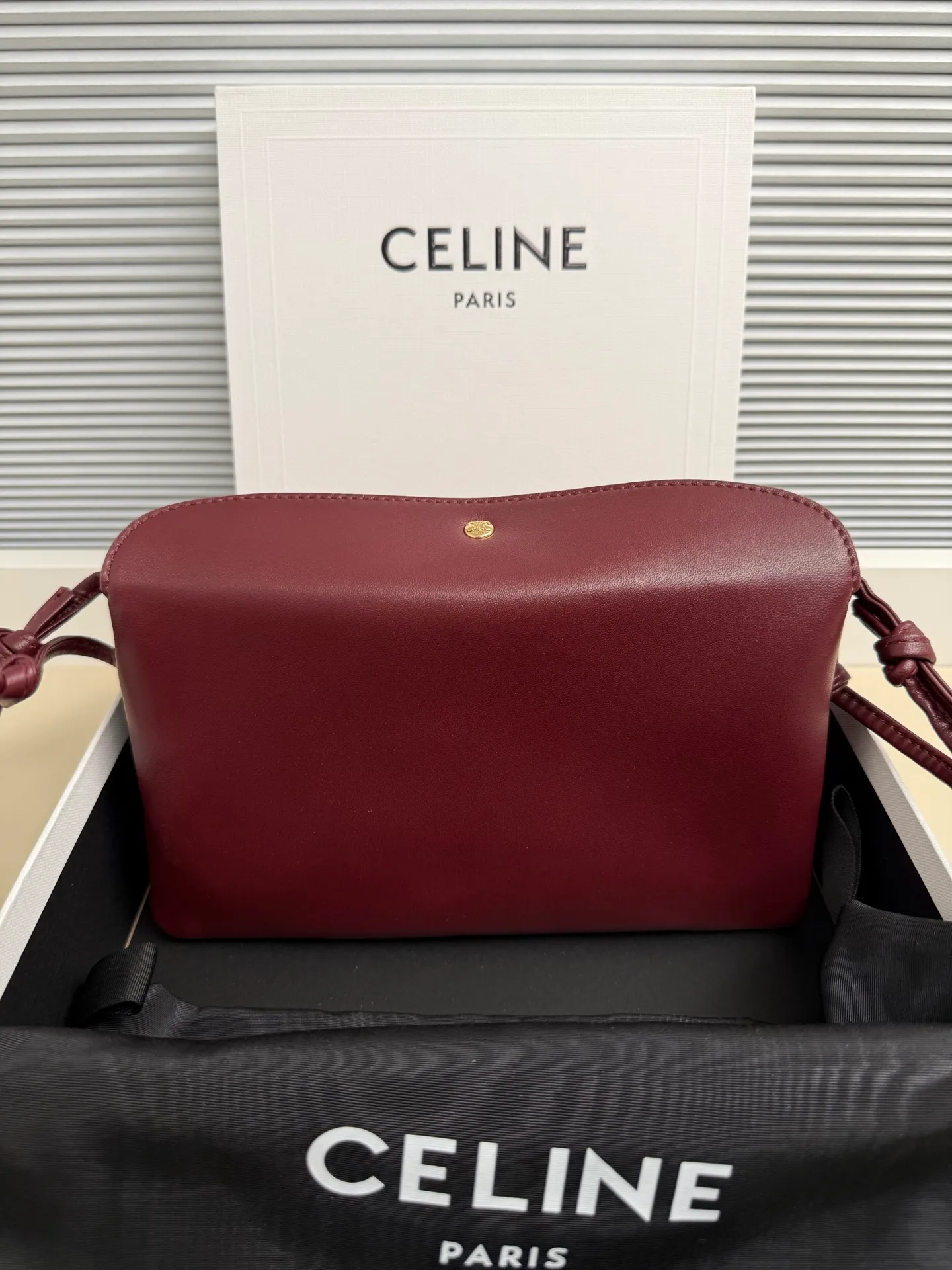 750. The new model retains the classic three-layer design while fully upgrading the details ~ 100% adaptability 💯 💡Three changes: . The front and back bags are changed to metal buckle design, which makes it more casual and sexy. The shoulder straps are knotted and the length can be adjusted as desired. The logo is moved to the bottom of the bag, which is refined and unobtrusive. Size: 22cm. 10p1724