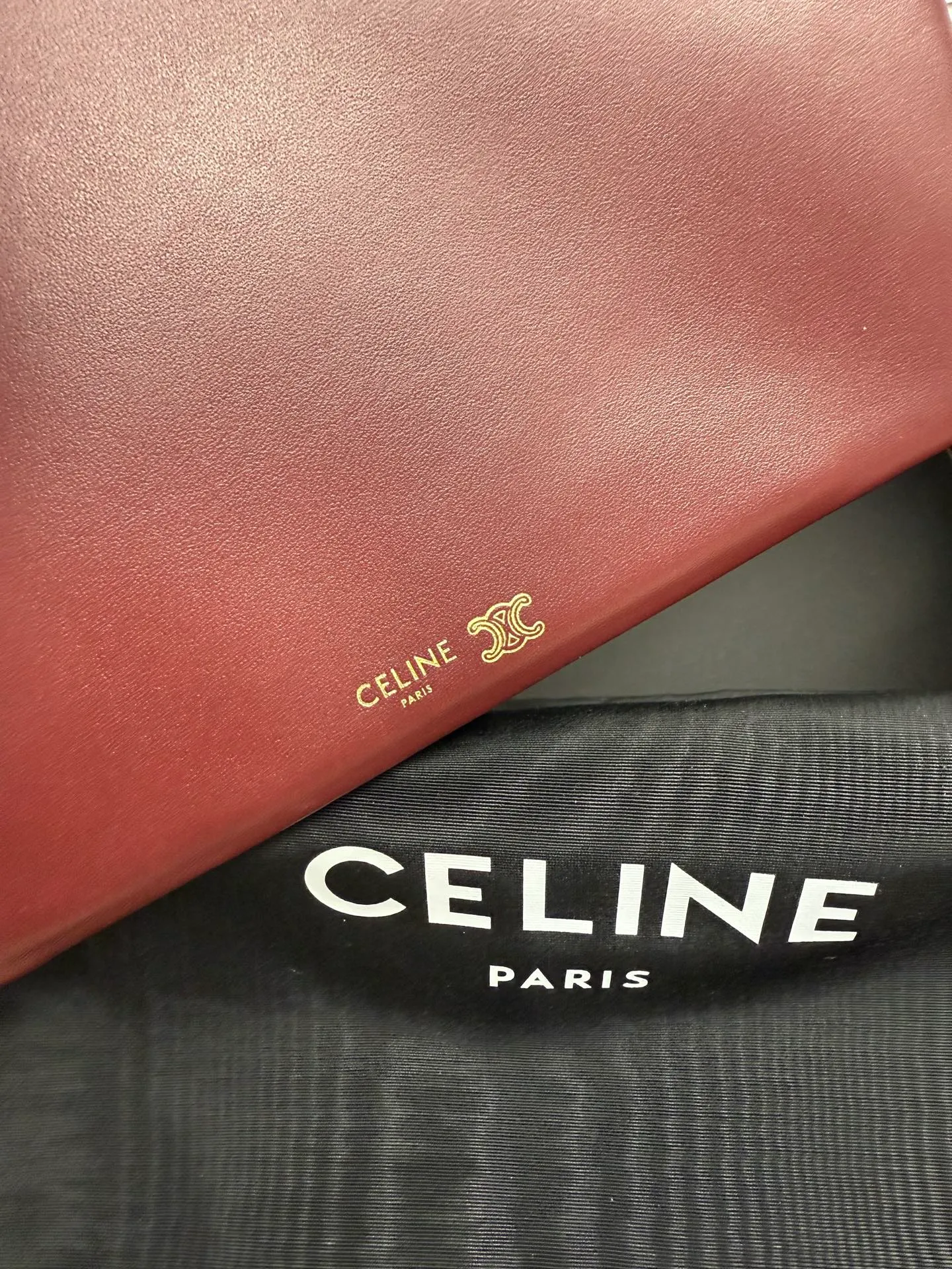 750. The new model retains the classic three-layer design while fully upgrading the details ~ 100% adaptability 💯 💡Three changes: . The front and back bags are changed to metal buckle design, which makes it more casual and sexy. The shoulder straps are knotted and the length can be adjusted as desired. The logo is moved to the bottom of the bag, which is refined and unobtrusive. Size: 22cm. 10p1724