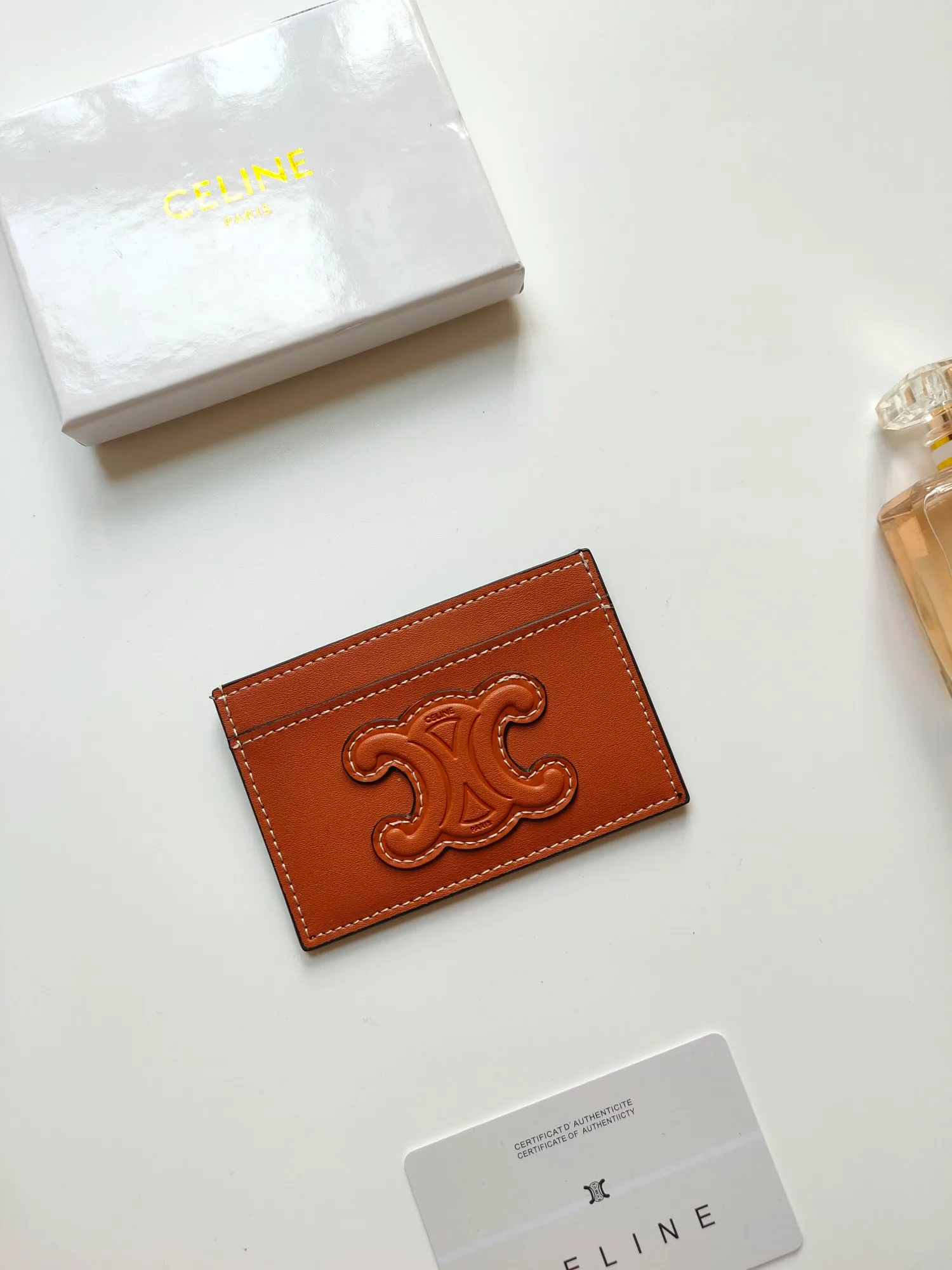 ￥90 CELINE's new embossed logo card holder, made of first-layer cowhide, two card slots + one middle pocket. Style number: 10B703 Size: 10.5 X 7cm