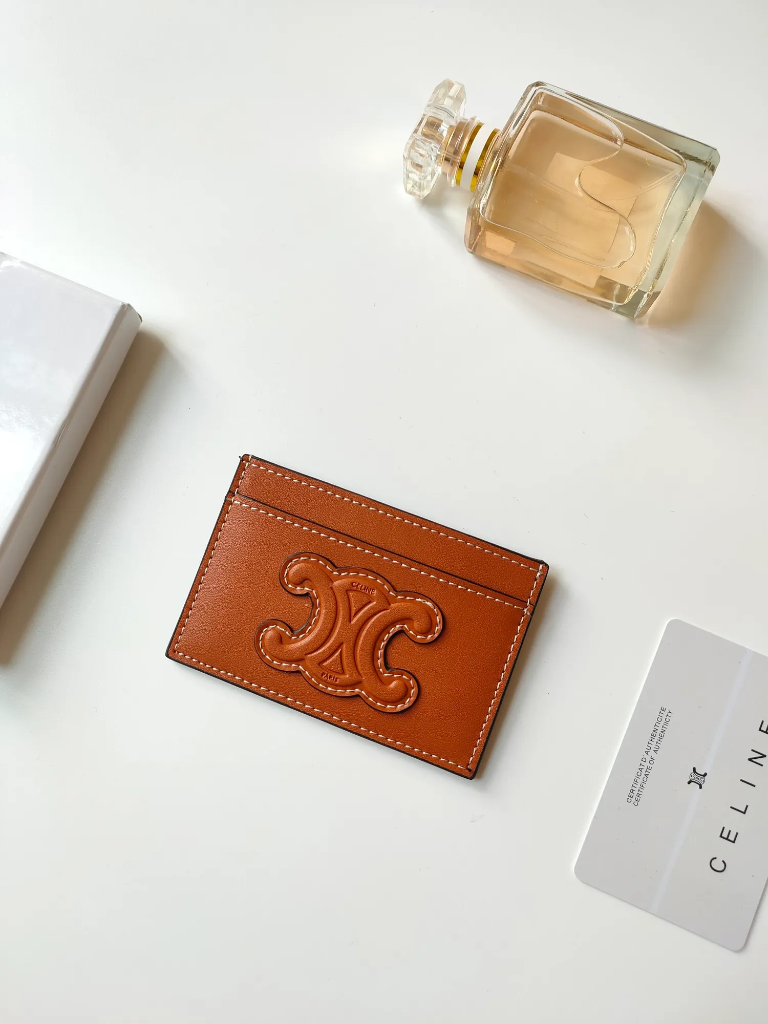 ￥90 CELINE's new embossed logo card holder, made of first-layer cowhide, two card slots + one middle pocket. Style number: 10B703 Size: 10.5 X 7cm