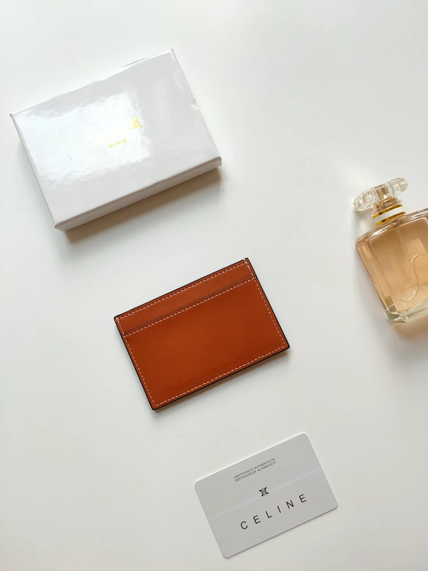 ￥90 CELINE's new embossed logo card holder, made of first-layer cowhide, two card slots + one middle pocket. Style number: 10B703 Size: 10.5 X 7cm