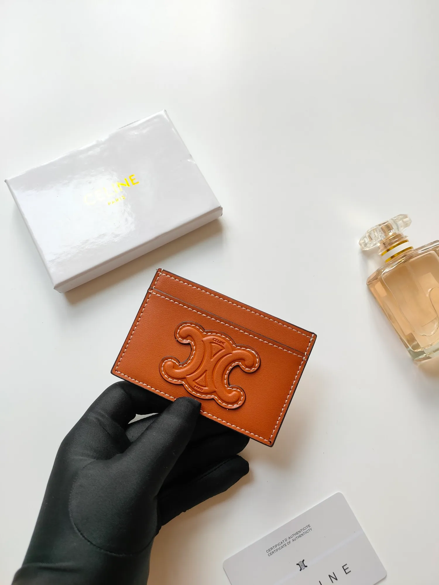 ￥90 CELINE's new embossed logo card holder, made of first-layer cowhide, two card slots + one middle pocket. Style number: 10B703 Size: 10.5 X 7cm