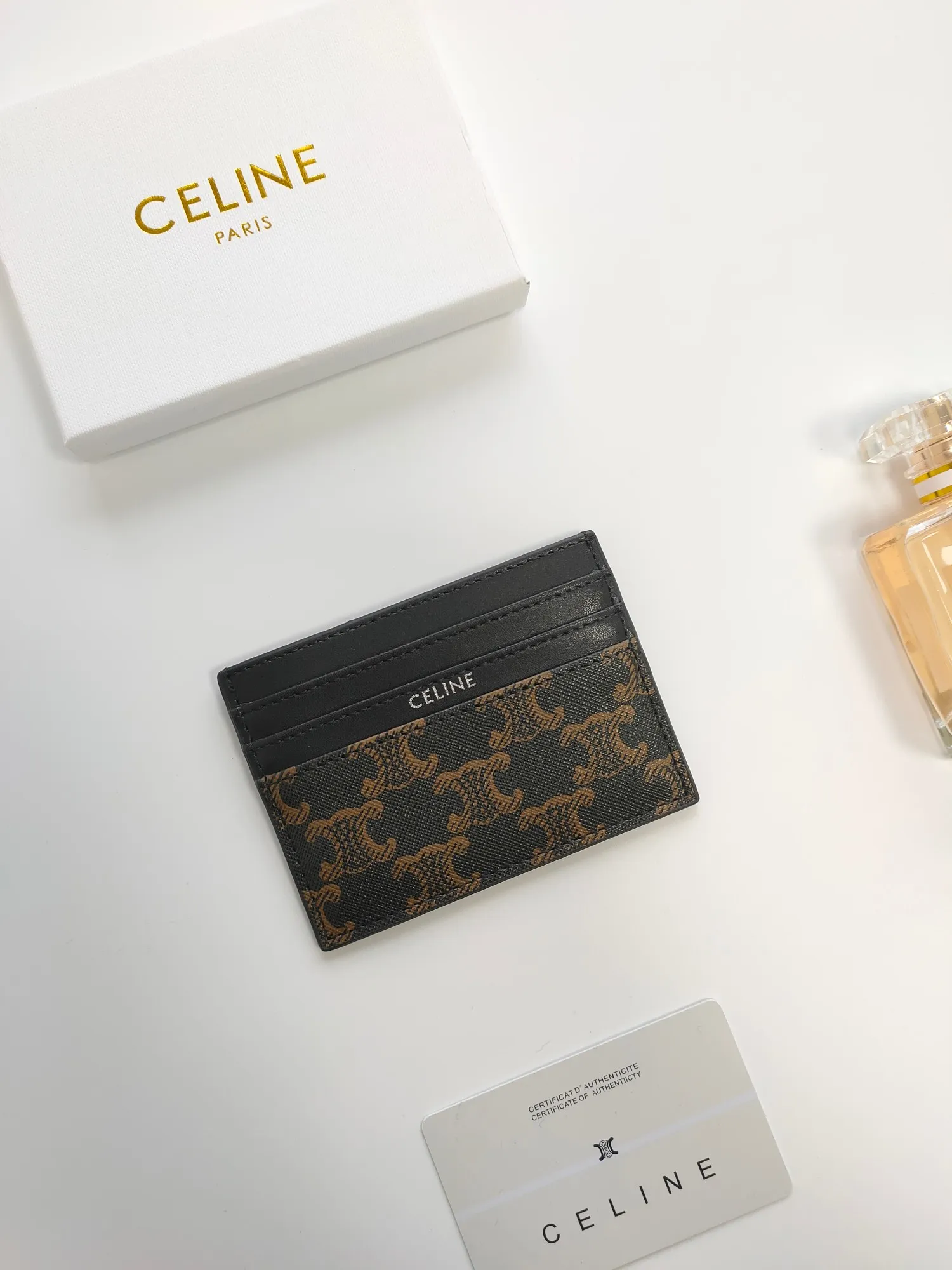 💰90💰CELINE's new embossed logo card holder, made of first-layer cowhide, two card slots + one middle pocket Style number: 10L833 Size: 10.5×7cm