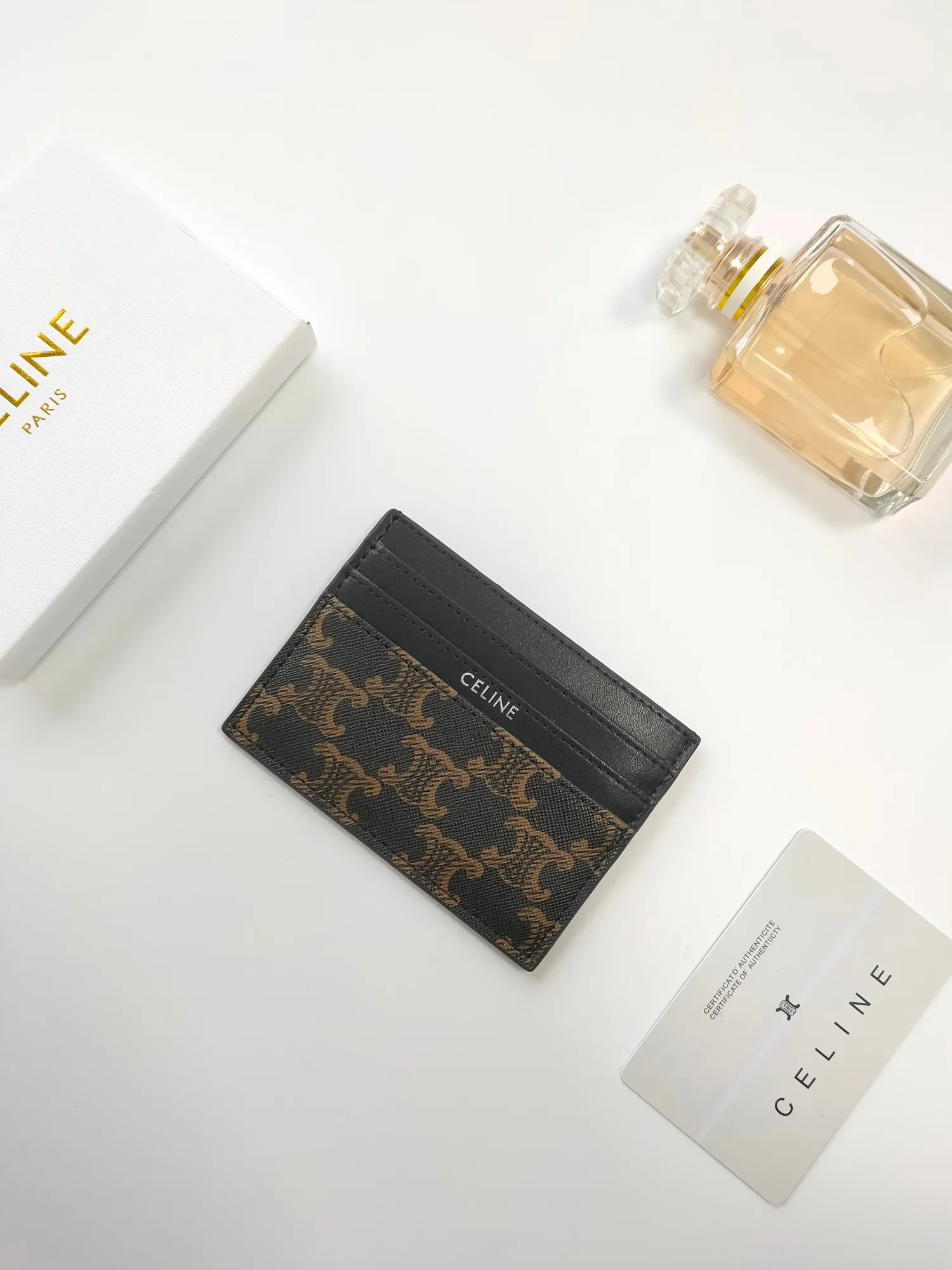 💰90💰CELINE's new embossed logo card holder, made of first-layer cowhide, two card slots + one middle pocket Style number: 10L833 Size: 10.5×7cm