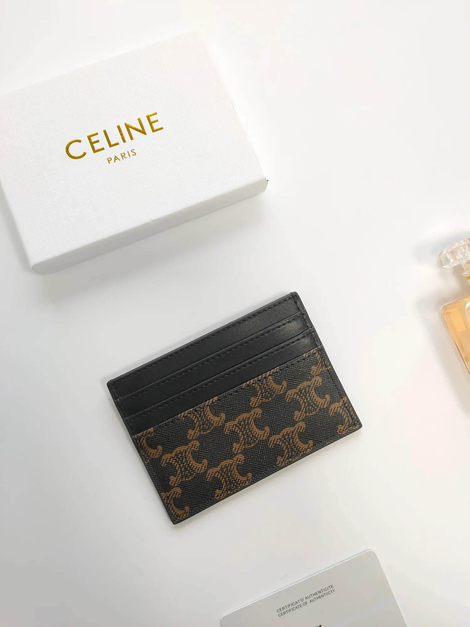 💰90💰CELINE's new embossed logo card holder, made of first-layer cowhide, two card slots + one middle pocket Style number: 10L833 Size: 10.5×7cm
