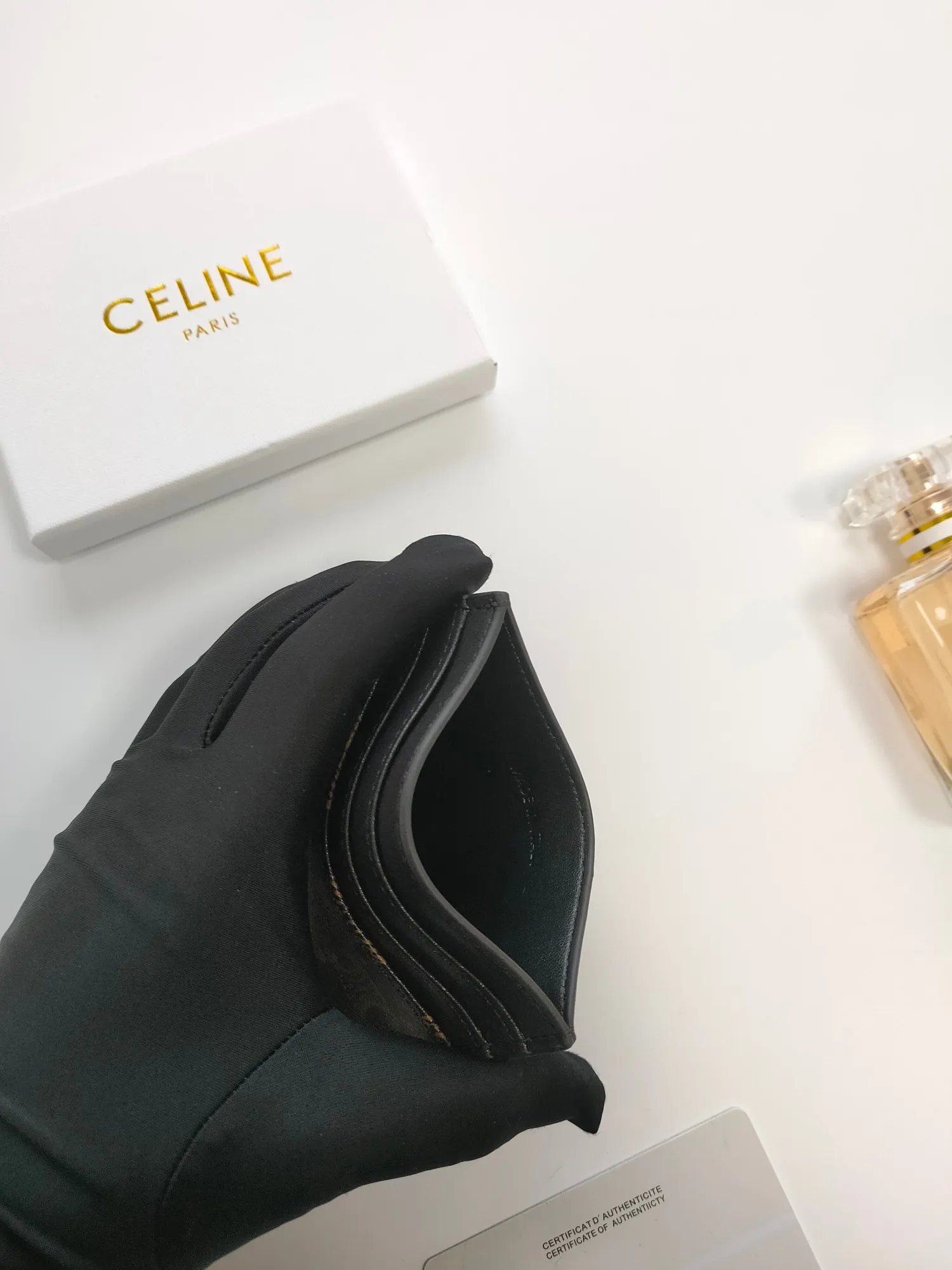 💰90💰CELINE's new embossed logo card holder, made of first-layer cowhide, two card slots + one middle pocket Style number: 10L833 Size: 10.5×7cm