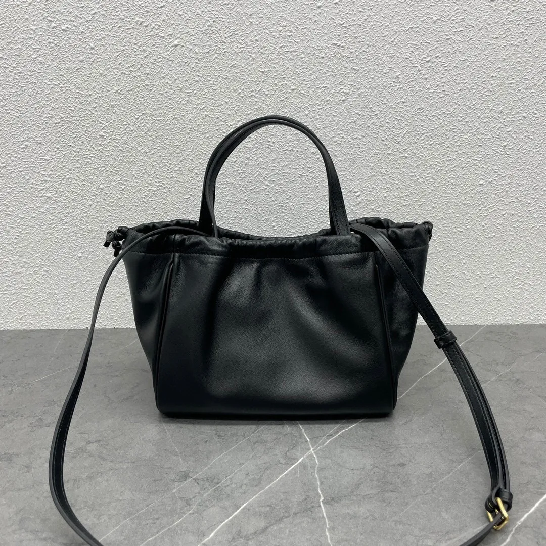 CABAS TRIOMPHE Cuir small smooth cow leather drawstring shopping bag, outer cowhide, inner suede cowhide lining, can be carried by hand, shoulder and cross-body, decorative drawstring, detachable and adjustable shoulder strap, sisters who want a large-capacity bag, close your eyes👏Everyday umbrella, mobile phone, water bottle, cosmetics can be packed casually Cow leather, suede cow leather lining, can be carried by hand, shoulder or cross-body, decorative drawstring, with detachable and adjustable shoulder strap, minimum length 45 cm, maximum length 54 cm Number: 111013DU3.04LU Size: 22x17x15cm