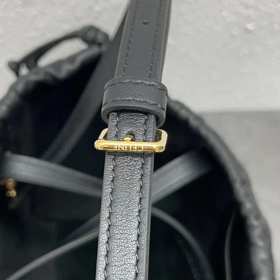 CABAS TRIOMPHE Cuir small smooth cow leather drawstring shopping bag, outer cowhide, inner suede cowhide lining, can be carried by hand, shoulder and cross-body, decorative drawstring, detachable and adjustable shoulder strap, sisters who want a large-capacity bag, close your eyes👏Everyday umbrella, mobile phone, water bottle, cosmetics can be packed casually Cow leather, suede cow leather lining, can be carried by hand, shoulder or cross-body, decorative drawstring, with detachable and adjustable shoulder strap, minimum length 45 cm, maximum length 54 cm Number: 111013DU3.04LU Size: 22x17x15cm
