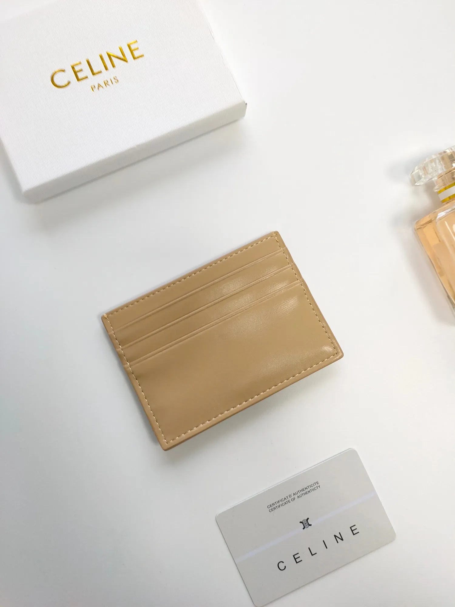 💰90💰CELINE's new embossed logo card holder, made of first-layer cowhide, two card slots + one middle pocket Style number: 10L833 Size: 10.5×7cm
