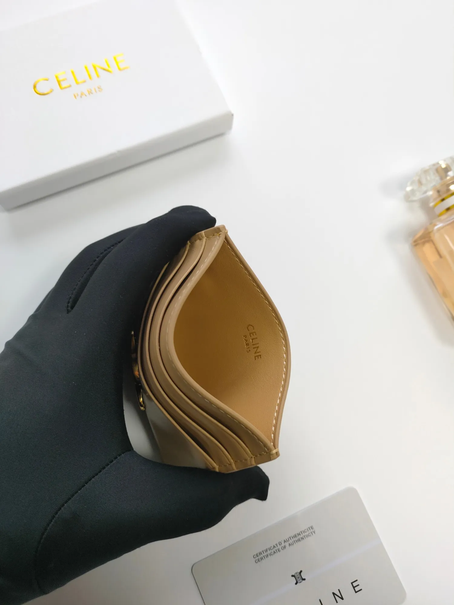 💰90💰CELINE's new embossed logo card holder, made of first-layer cowhide, two card slots + one middle pocket Style number: 10L833 Size: 10.5×7cm