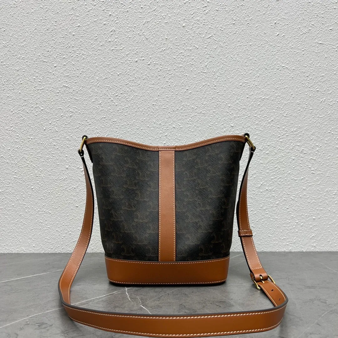 TRIOMPHE FOLCO new products for autumn and winter. A series of classic old flowers. The classics are still classic, but not outdated. The space is large enough. The material is wear-resistant. Style number: 191442. Coffee small size: bag opening 26×height 22×width 13