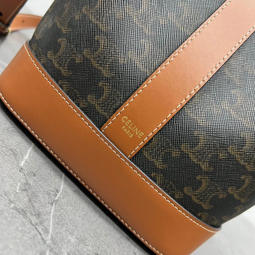 TRIOMPHE FOLCO new products for autumn and winter. A series of classic old flowers. The classics are still classic, but not outdated. The space is large enough. The material is wear-resistant. Style number: 191442. Coffee small size: bag opening 26×height 22×width 13