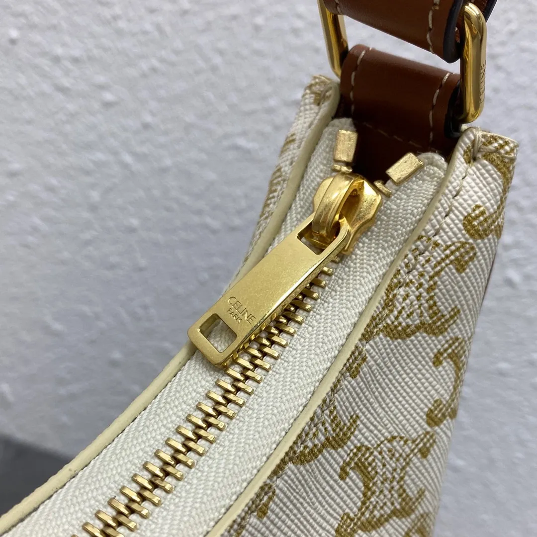 193953 #CELI-NE AVA armpit bag ⚠️The new version has upgraded all-steel hardware → rolled over the old version alloy → exquisite large-scale details, order with confidence, it is perfect. This armpit bag is really beautiful! Size: 24.5-18-7.5 Style number: 193953