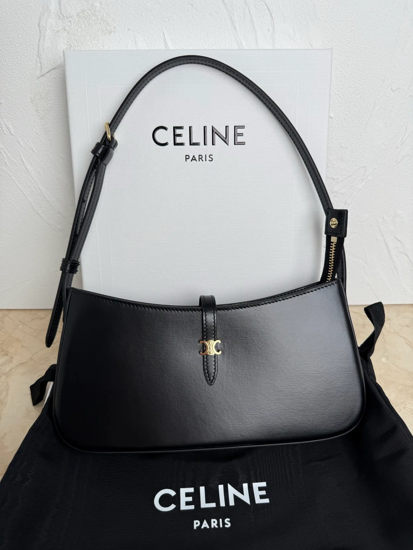 650. CELINE< TINA Shoulder Bag Black 9.8
