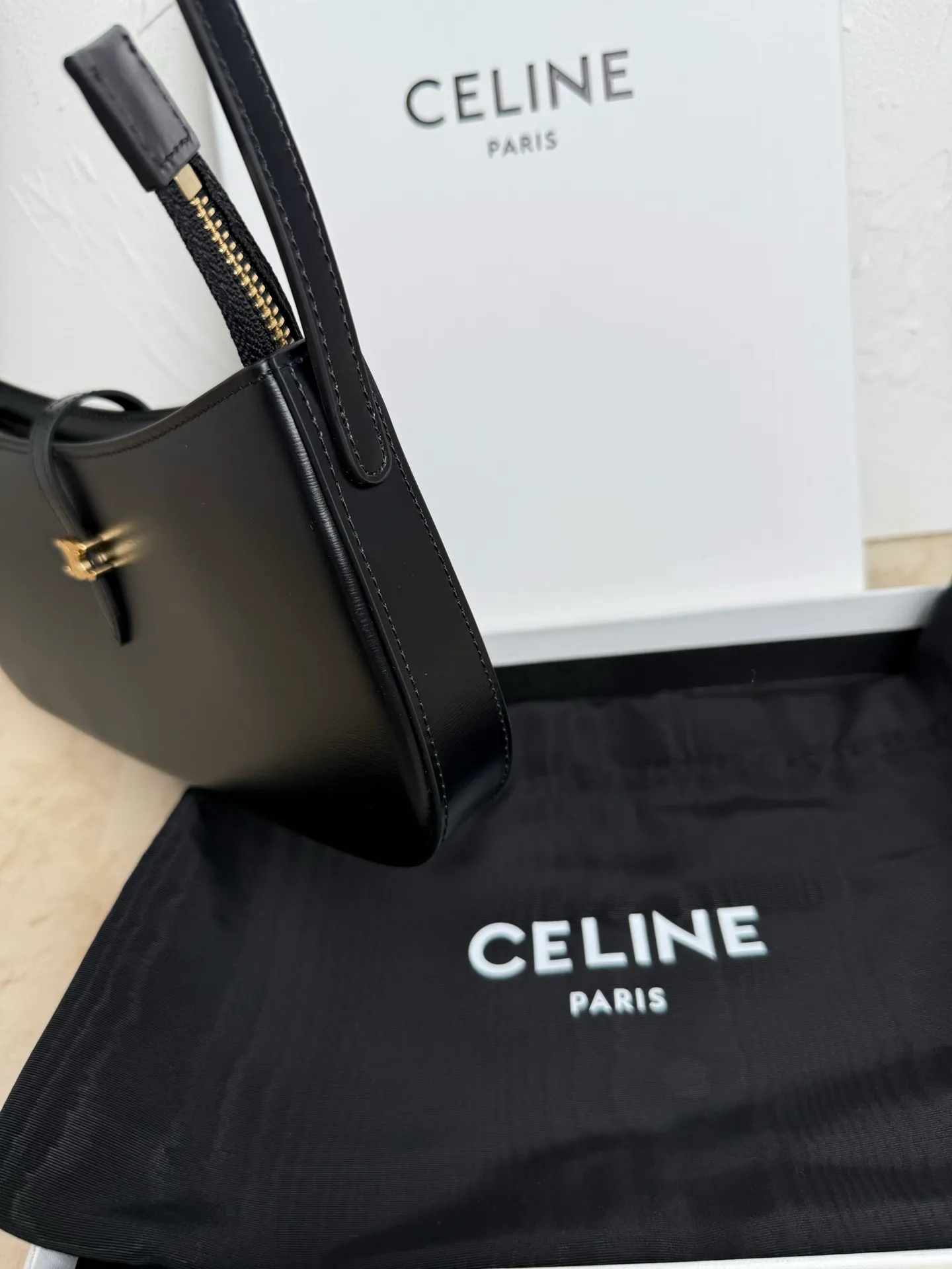 650. CELINE< TINA Shoulder Bag Black 9.8