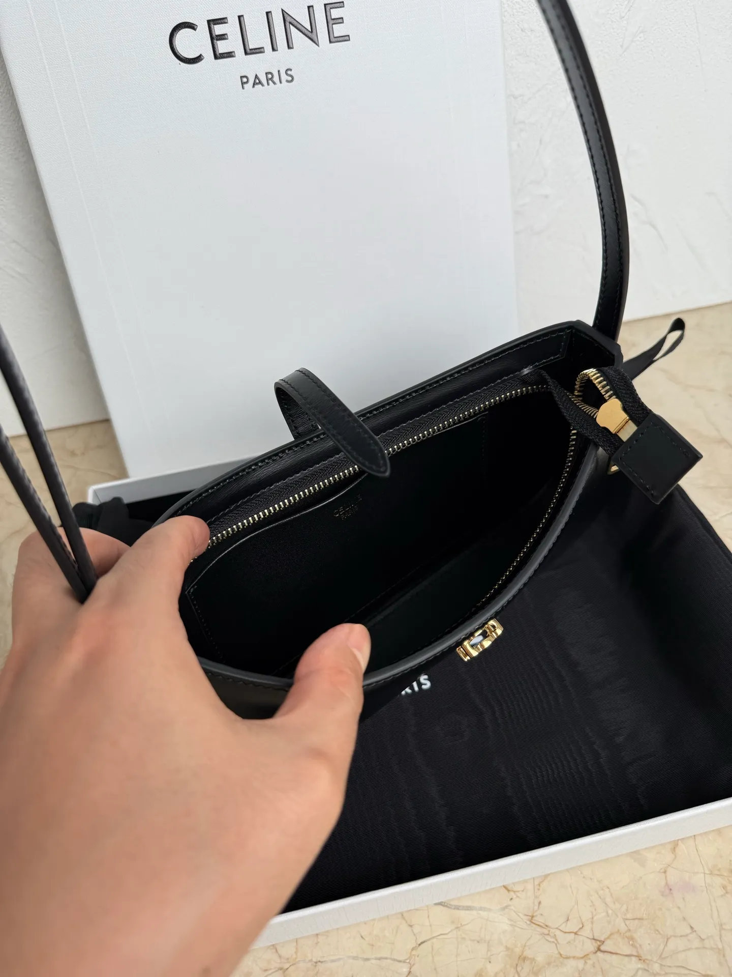 650. CELINE< TINA Shoulder Bag Black 9.8