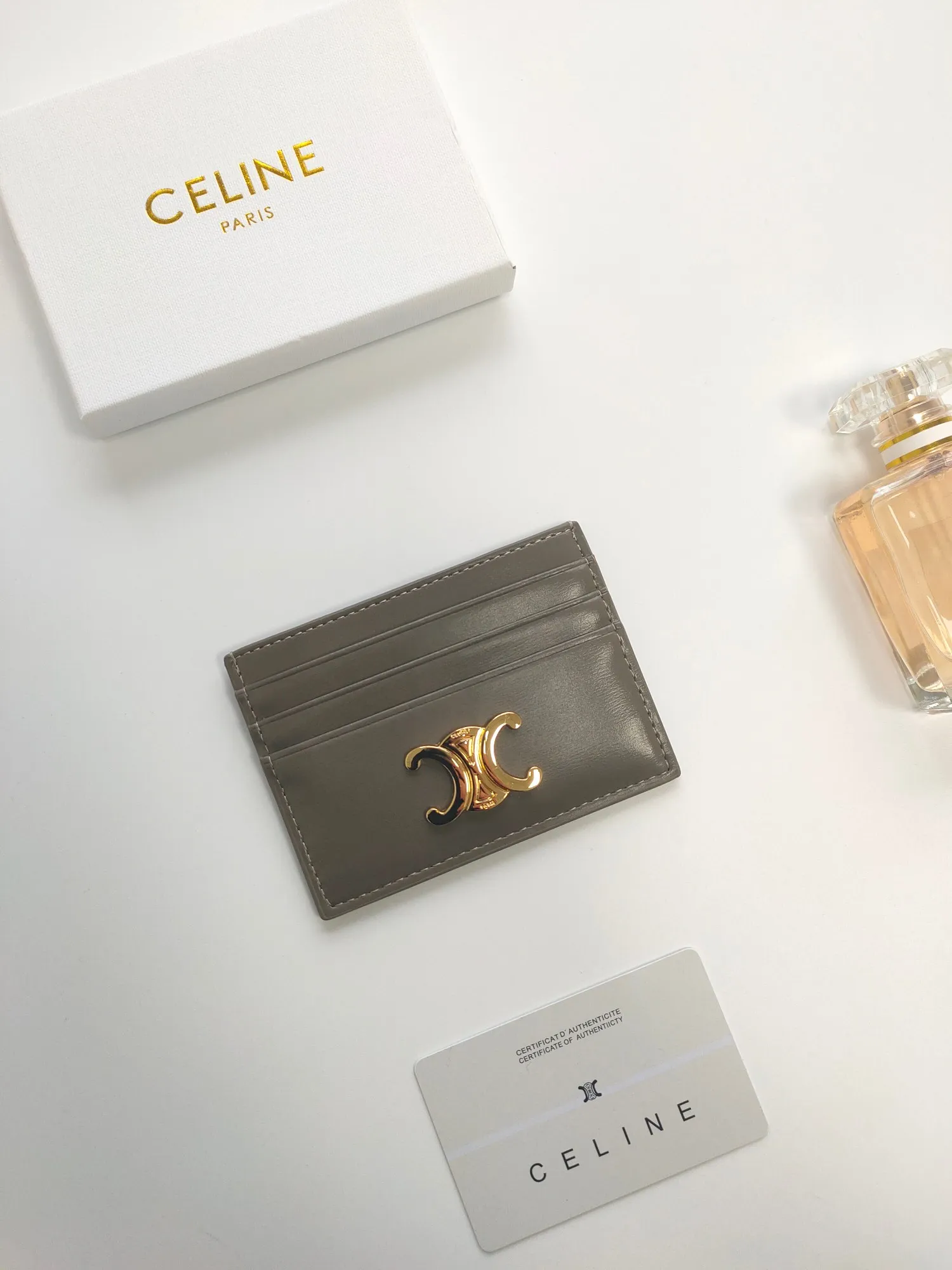💰100💰CELINE's new embossed logo card holder, made of first-layer cowhide, two card slots + one middle pocket. Style number: 10L833 Size: 10.5×7cm
