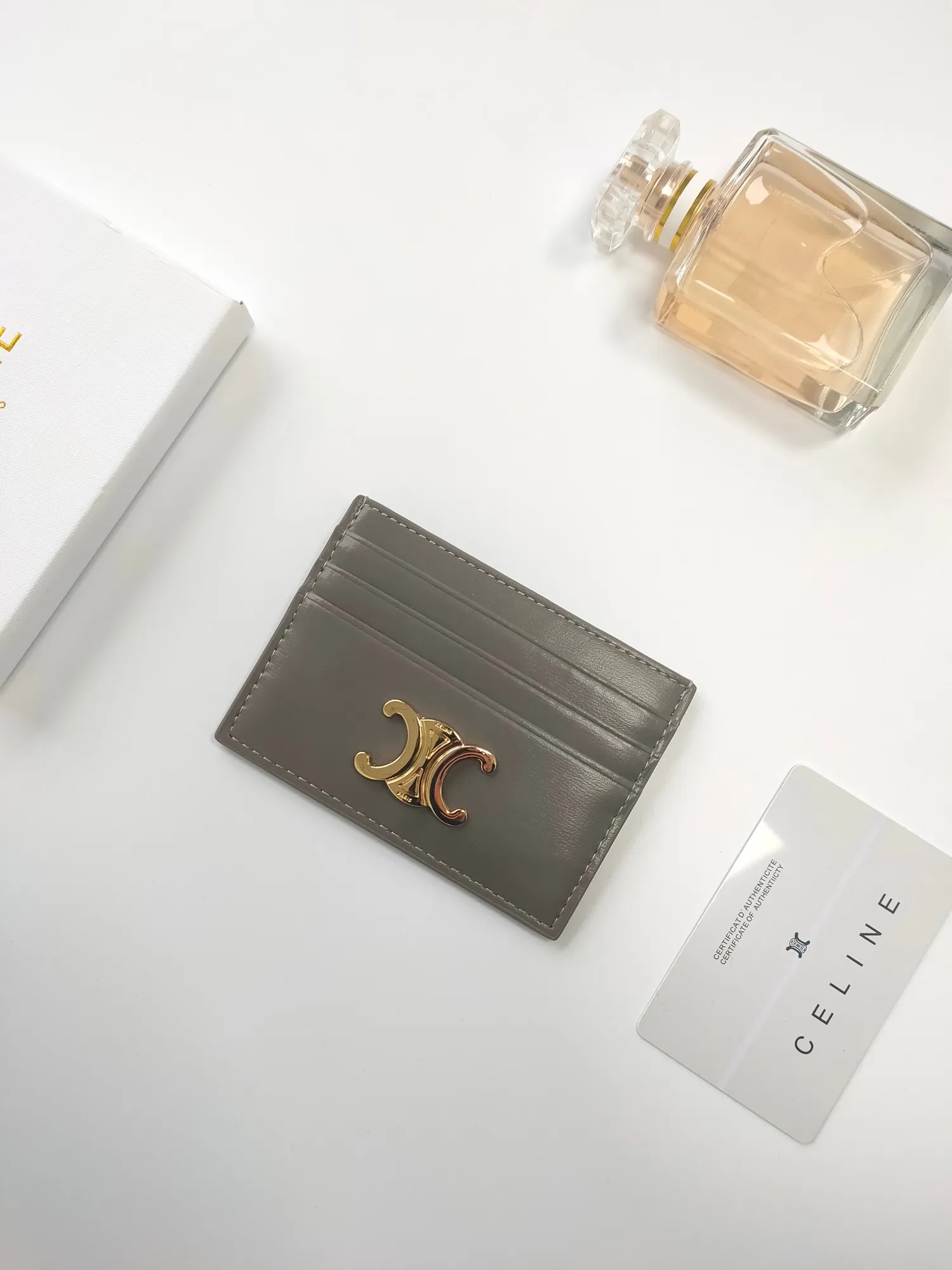 💰100💰CELINE's new embossed logo card holder, made of first-layer cowhide, two card slots + one middle pocket. Style number: 10L833 Size: 10.5×7cm